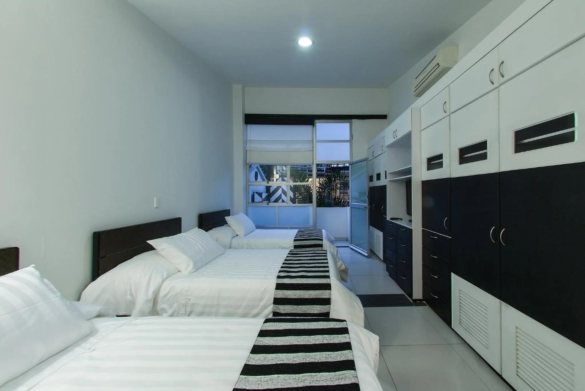 Photo of the whole room, Bed in Hotel Torre del Viento cali