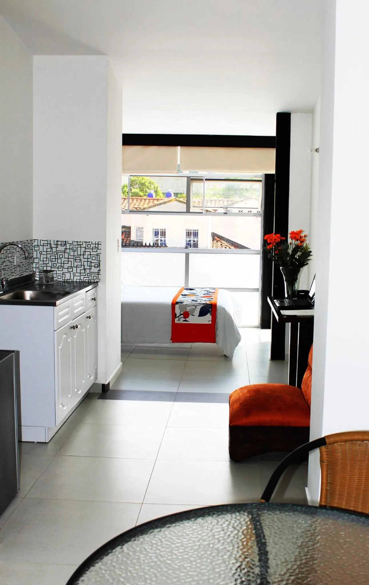 Photo of the whole room in Hotel Torre del Viento cali