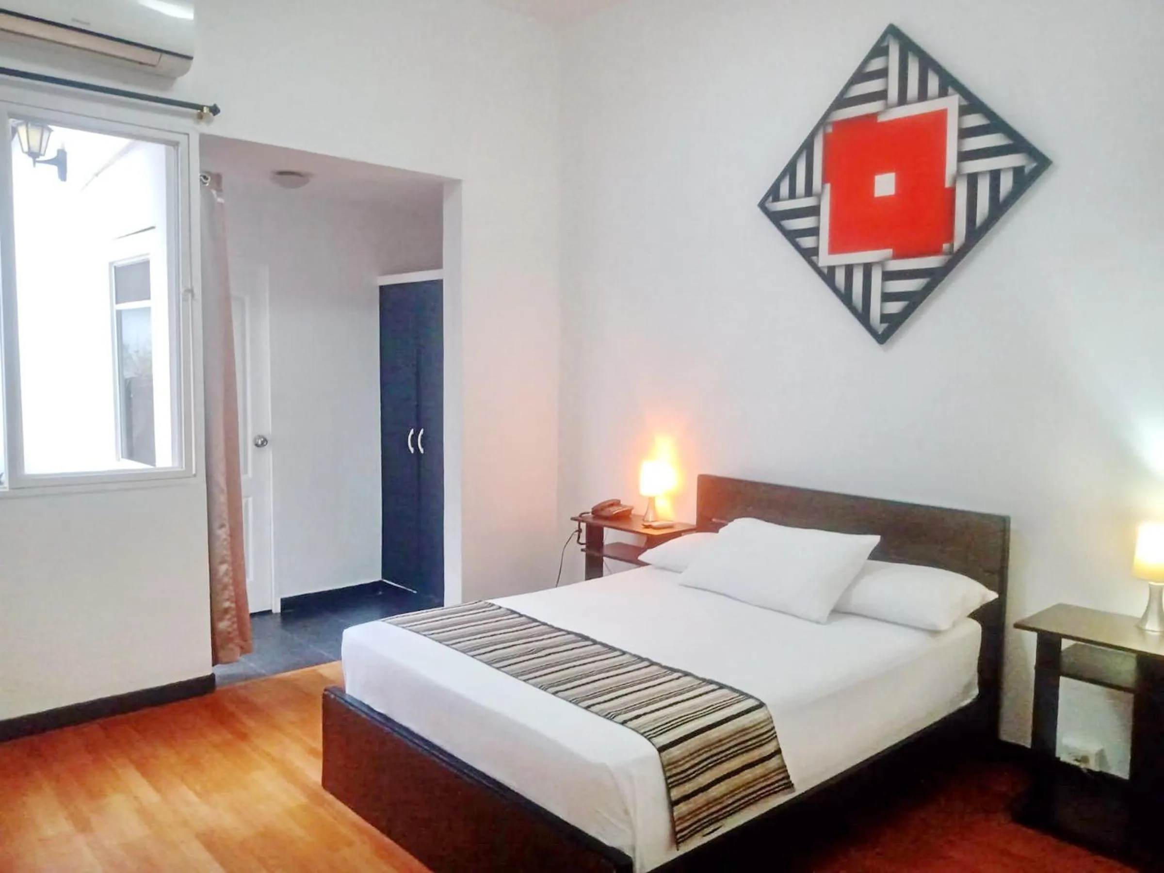 Photo of the whole room, Bed in Hotel Torre del Viento cali