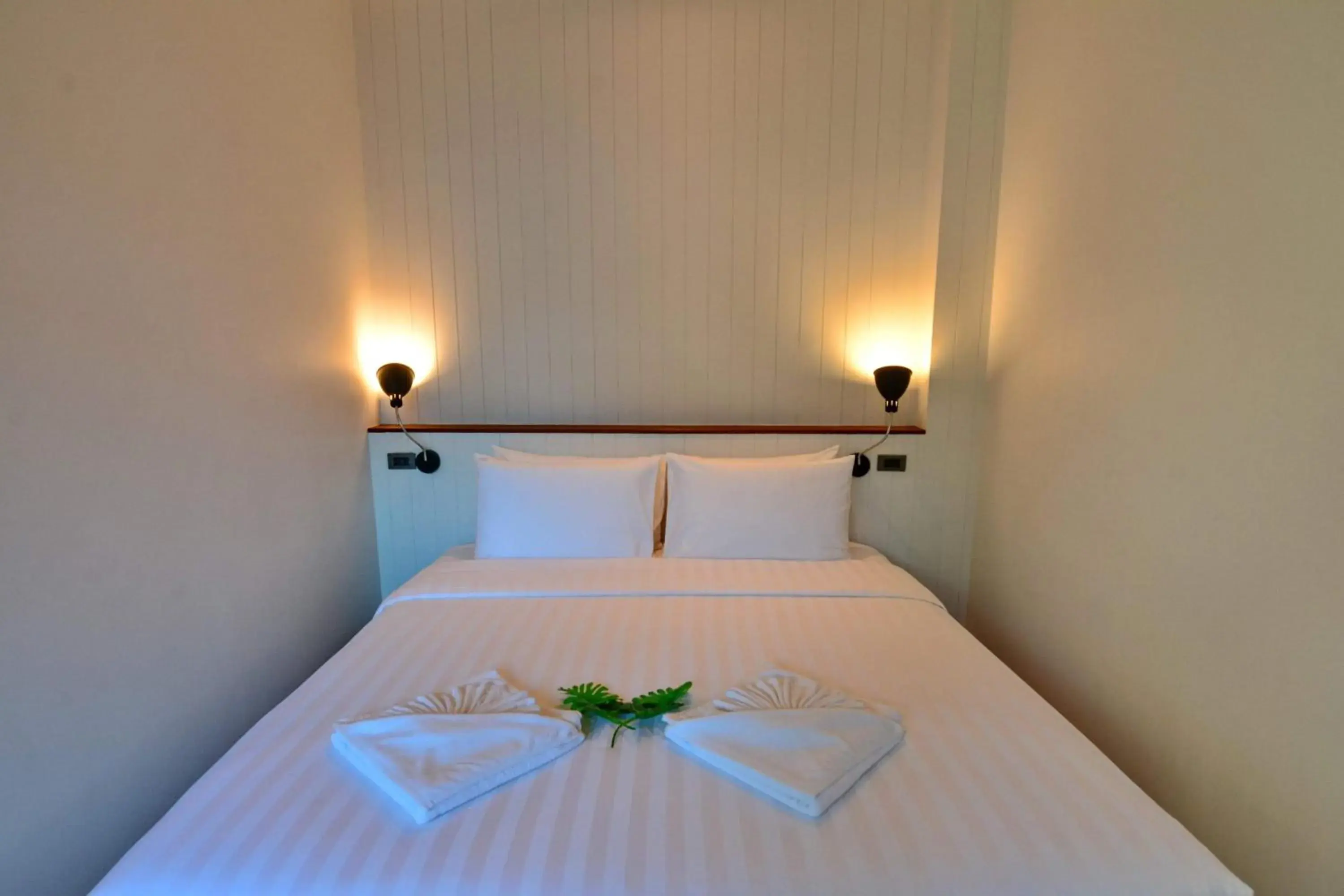 Double Room with Private Bathroom in Lana Beds & Space Double Room with Private Bathroom in Lana Beds & Space