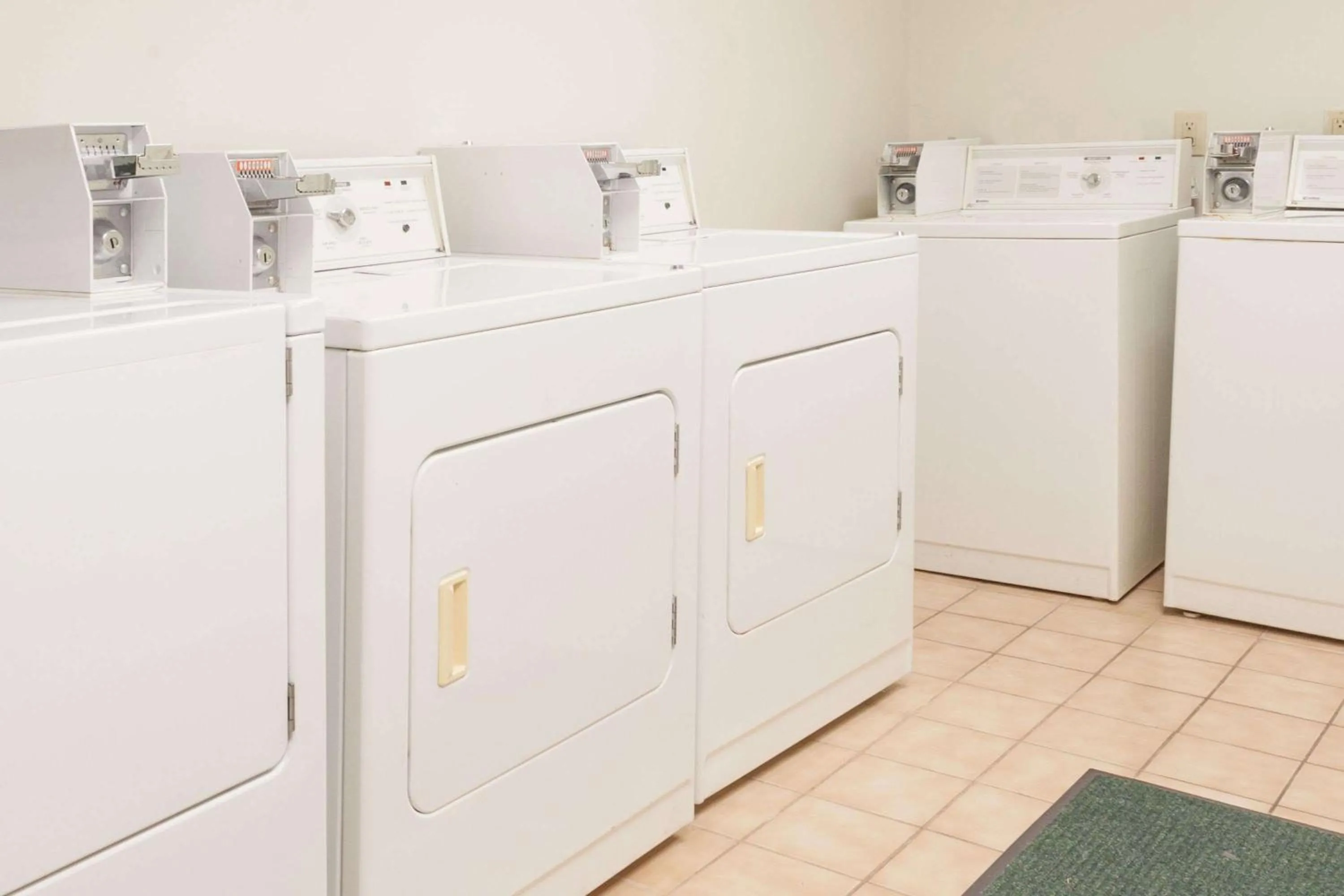 On site, Kitchen/Kitchenette in Wingate by Wyndham Atlanta/Six Flags Austell