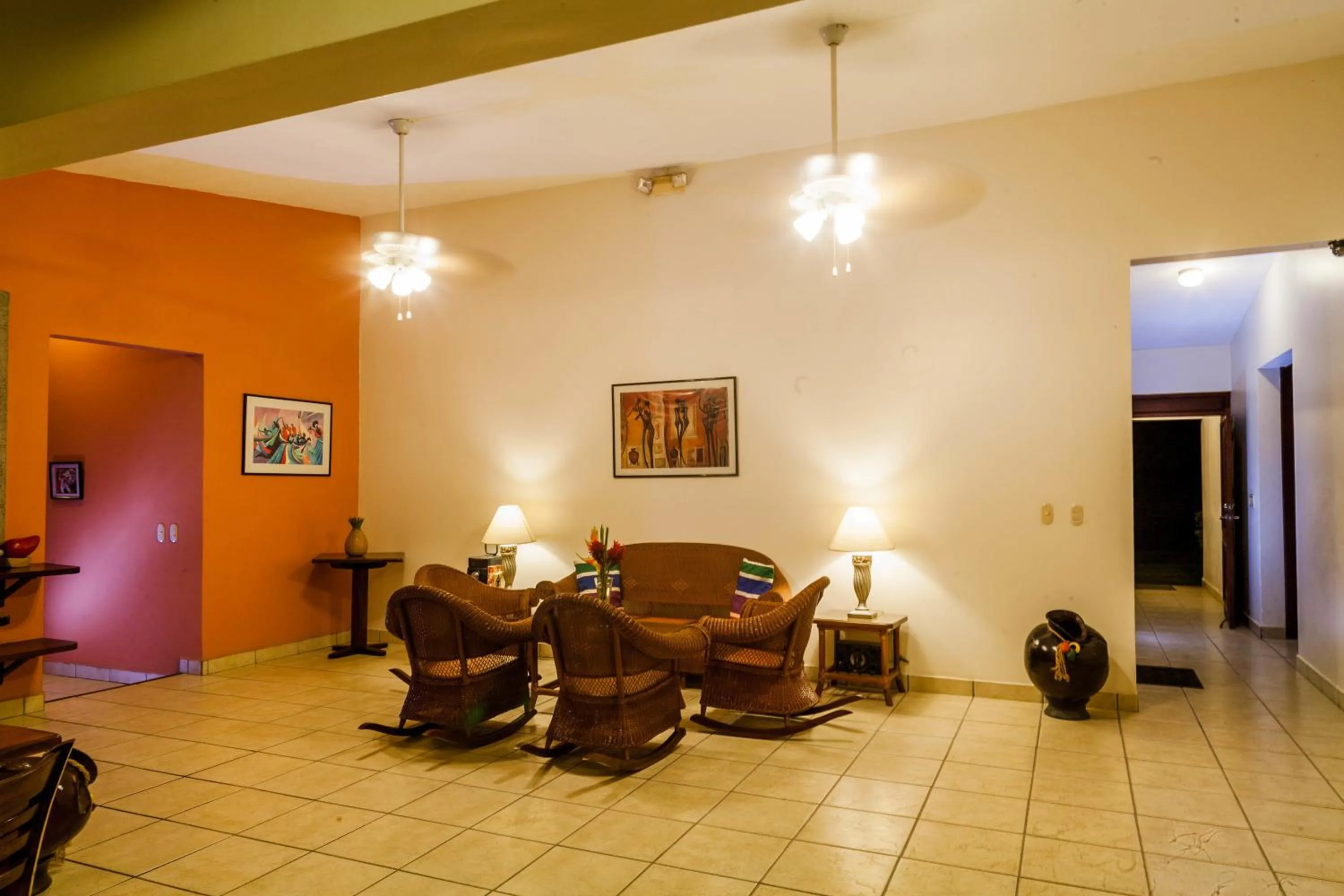 Communal lounge/ TV room in Hotel El Almendro