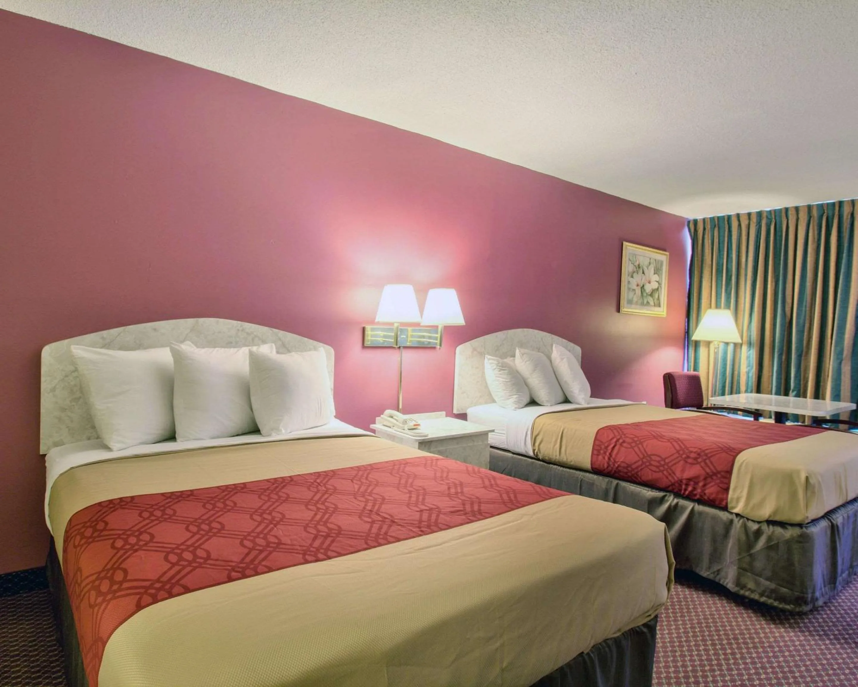 Photo of the whole room, Bed in Econo Lodge Donalsonville