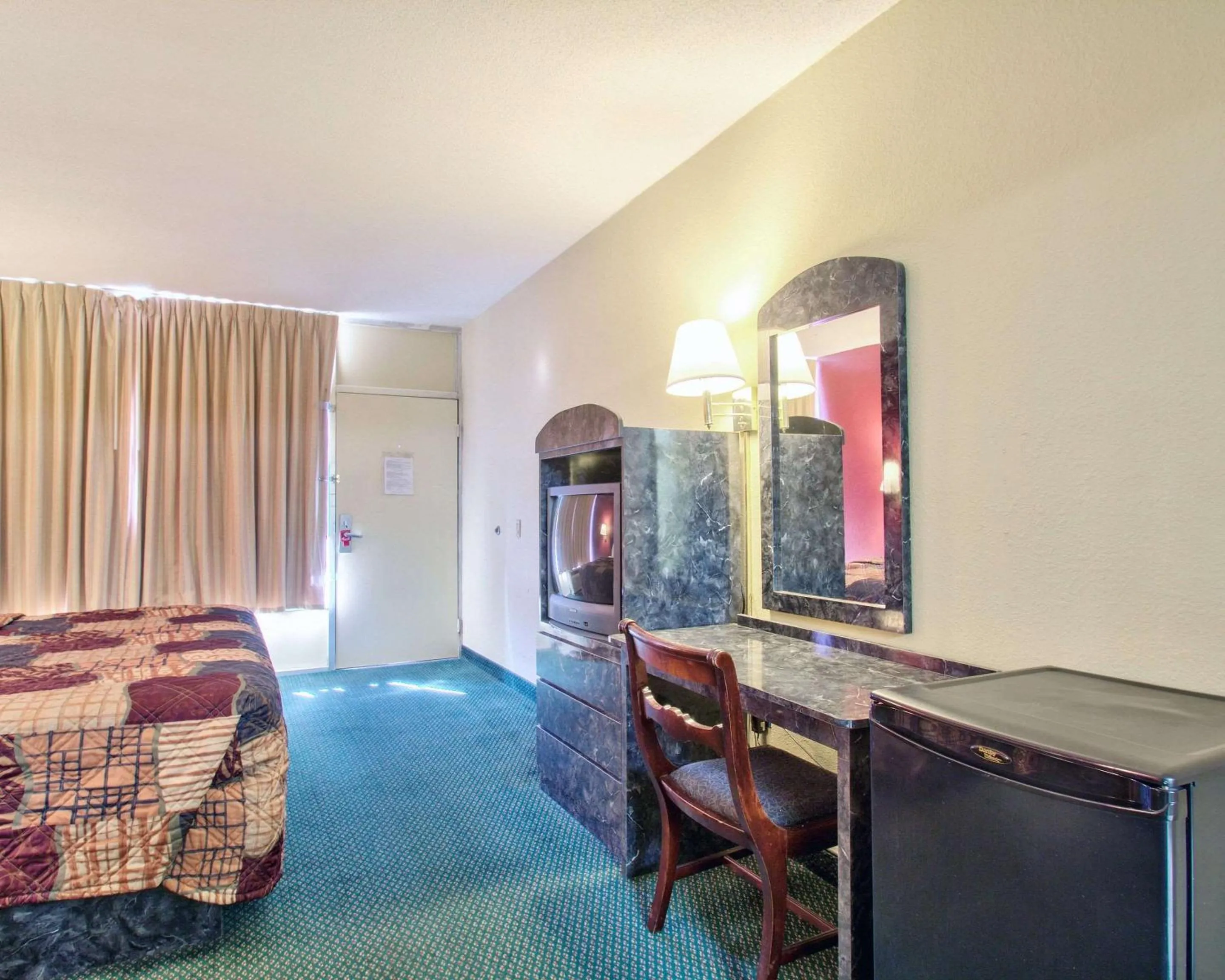 Photo of the whole room, Bed in Econo Lodge Donalsonville