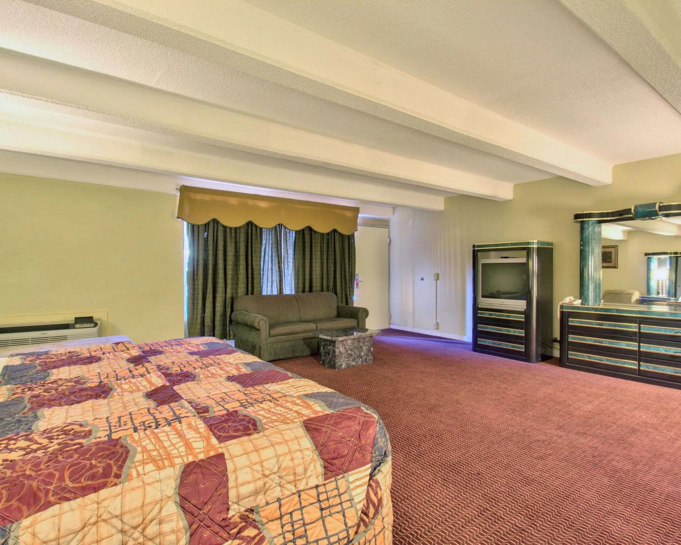 Photo of the whole room, Bed in Econo Lodge Donalsonville