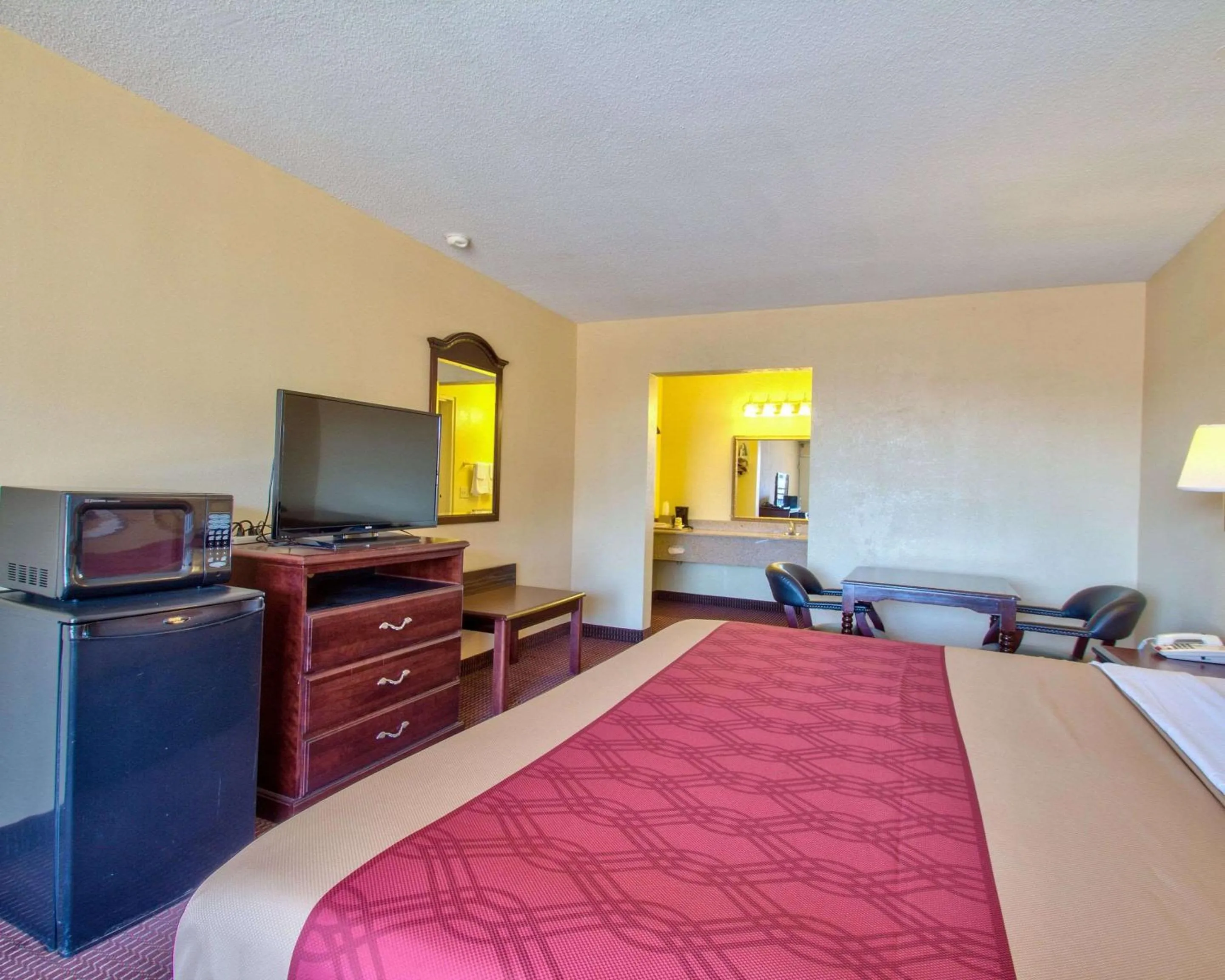 Photo of the whole room, Bed in Econo Lodge Donalsonville