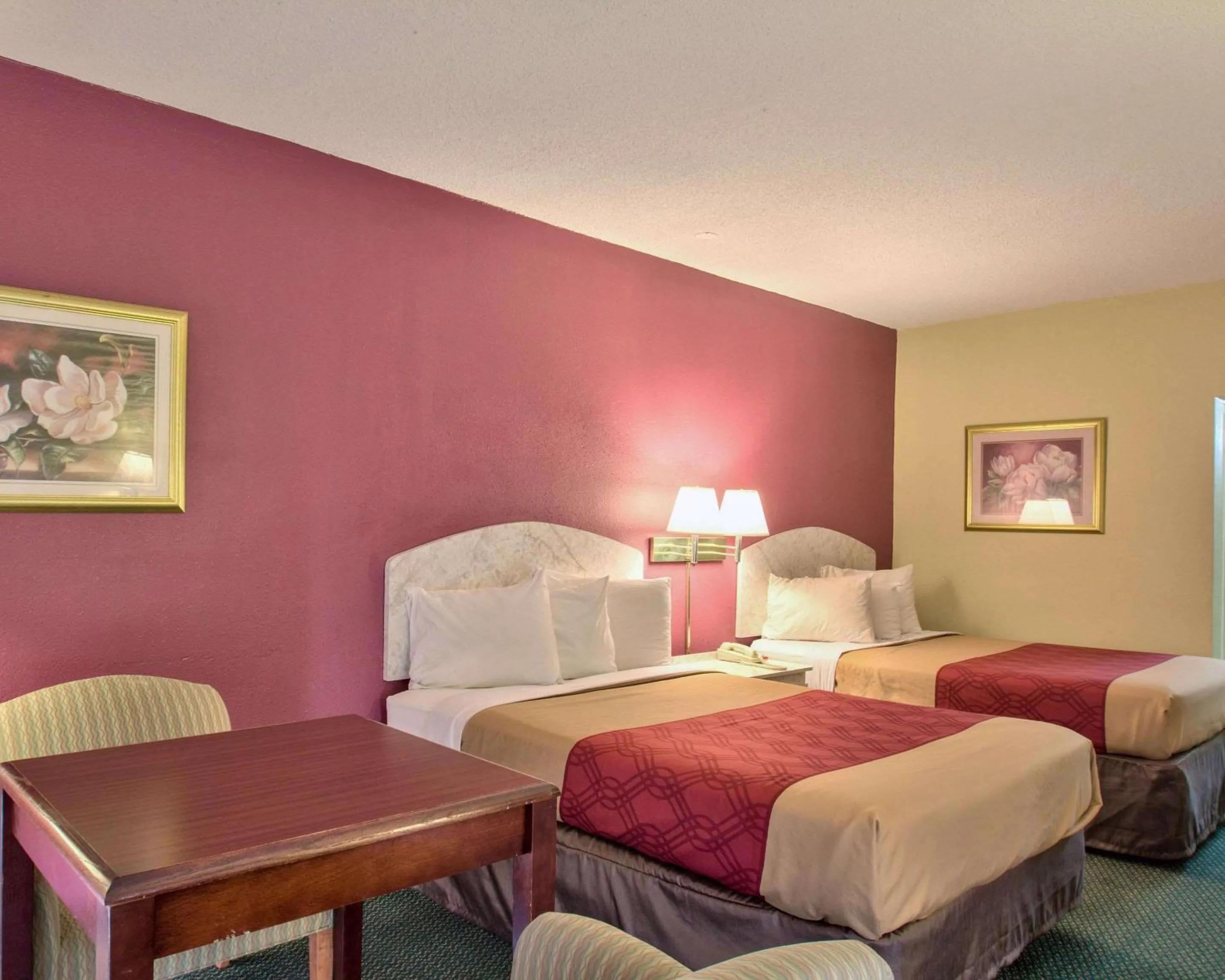 Photo of the whole room, Bed in Econo Lodge Donalsonville