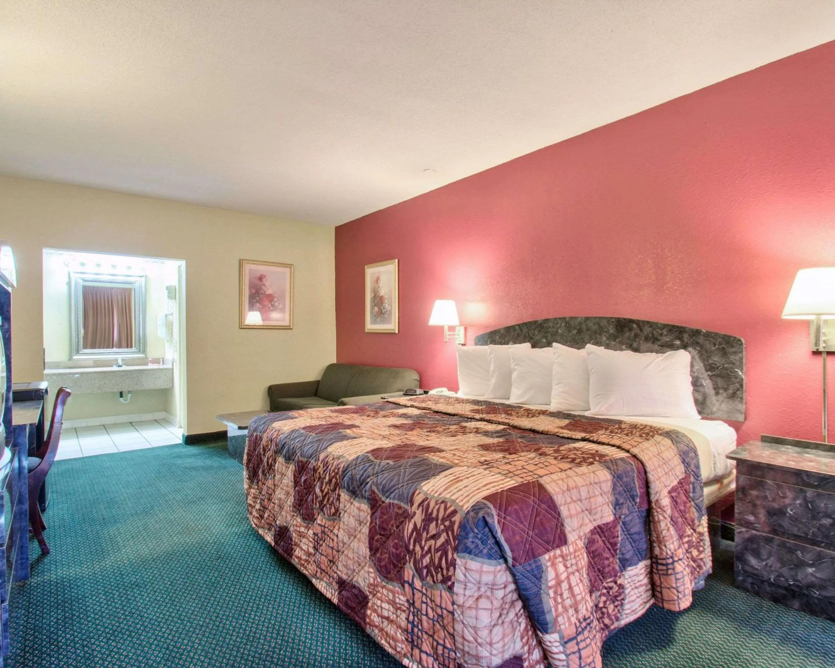 Photo of the whole room, Bed in Econo Lodge Donalsonville