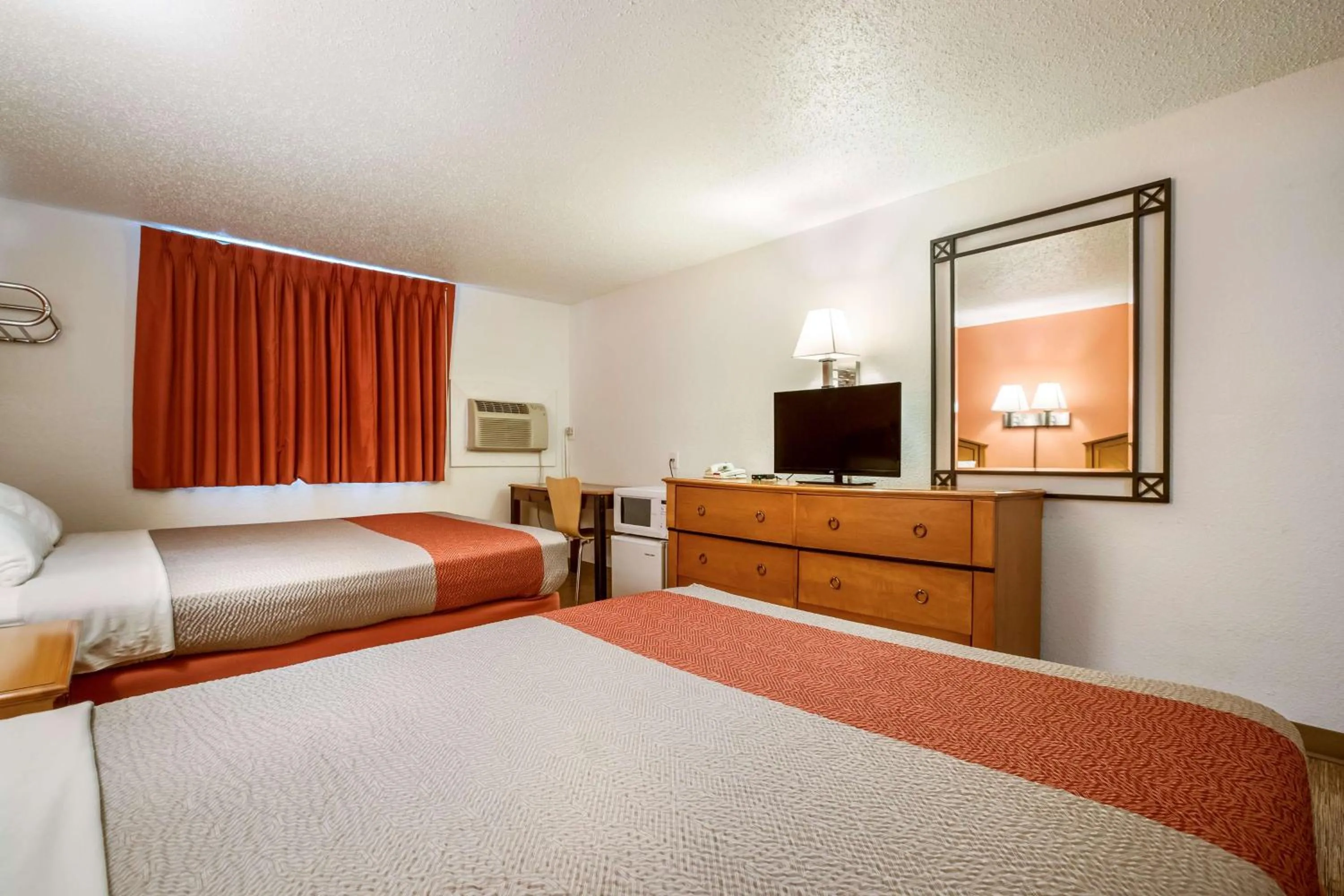 TV and multimedia, Bed in Motel 6-Albert Lea, MN