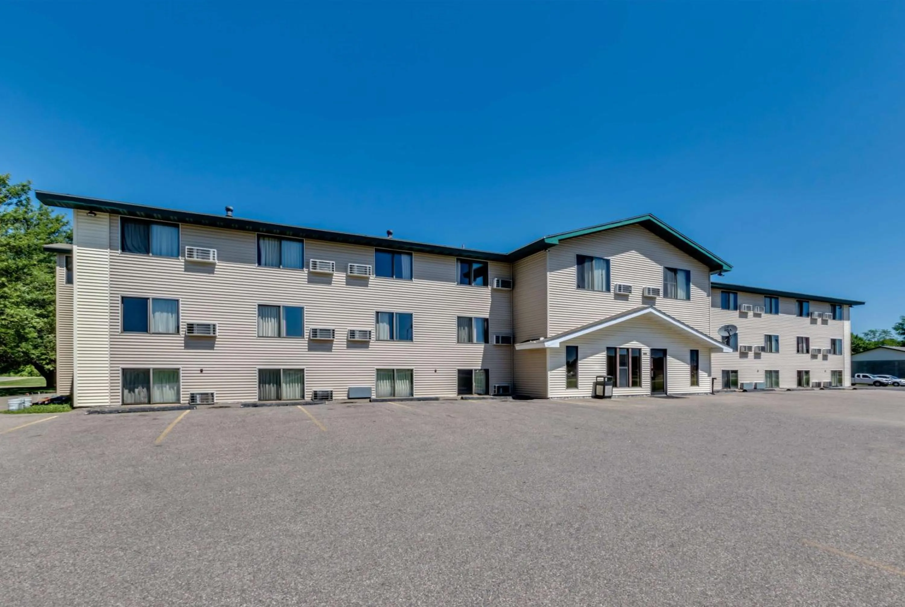 Property building in Motel 6-Albert Lea, MN