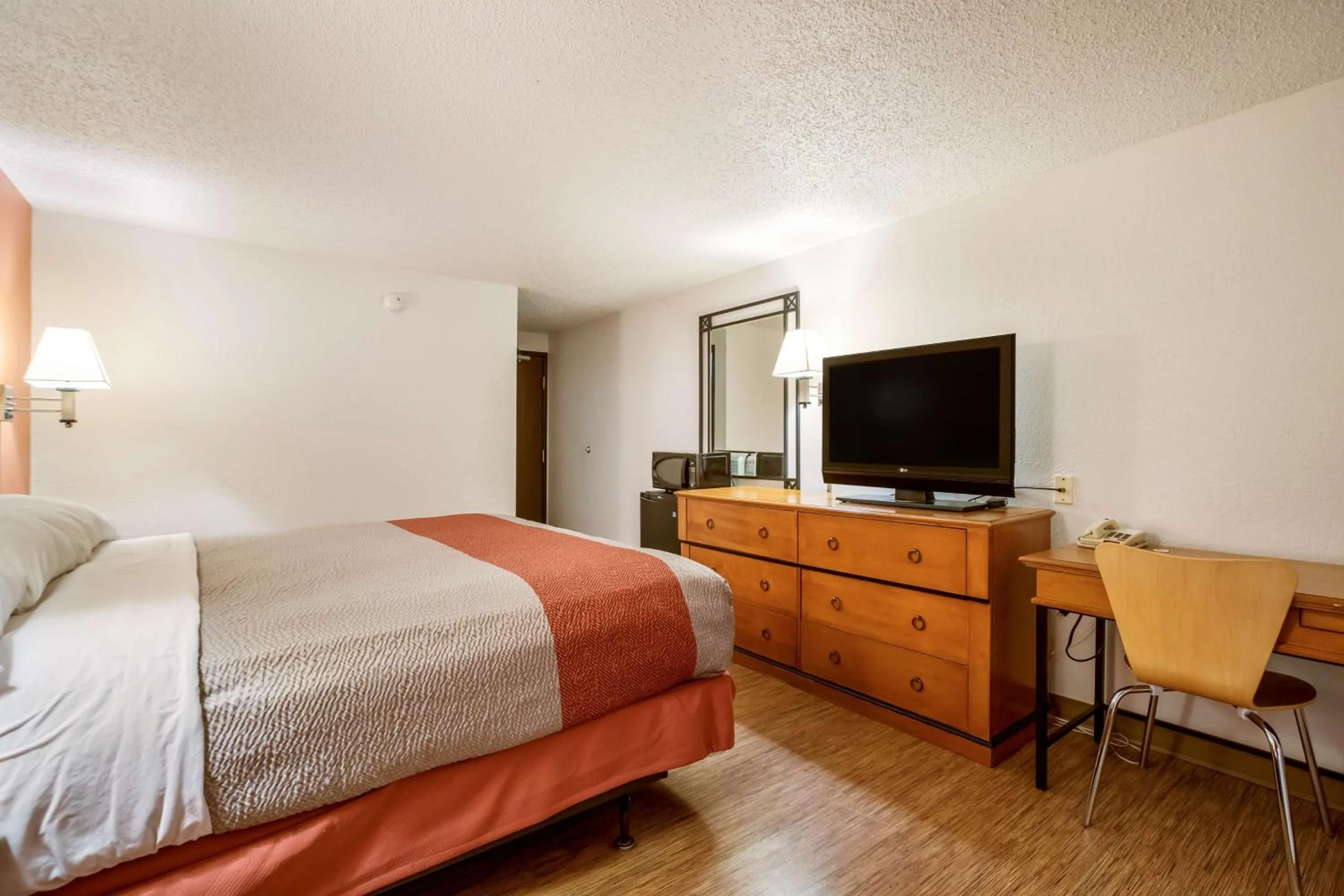 TV and multimedia, Bed in Motel 6-Albert Lea, MN