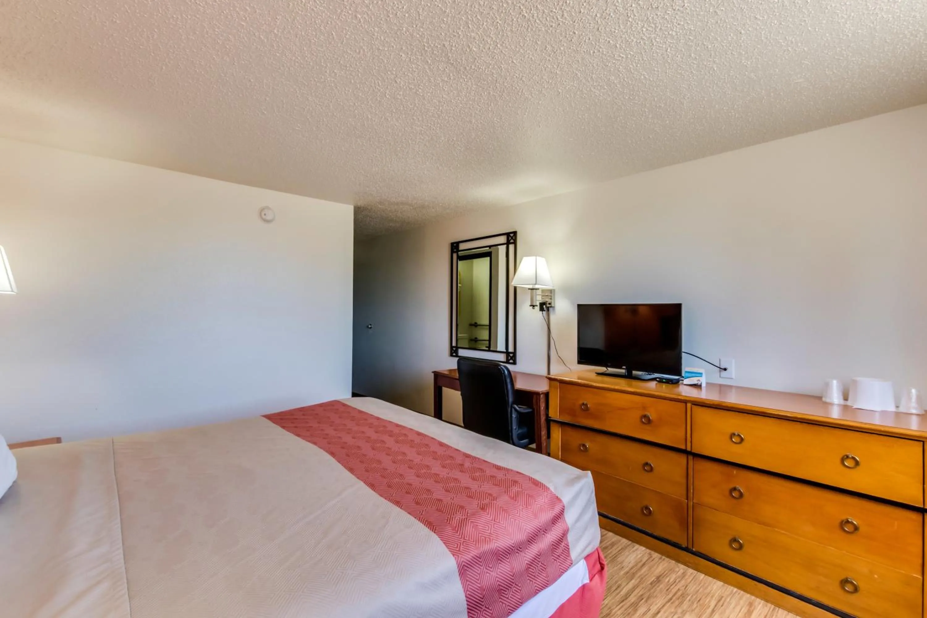 Photo of the whole room, Bed in Motel 6-Albert Lea, MN