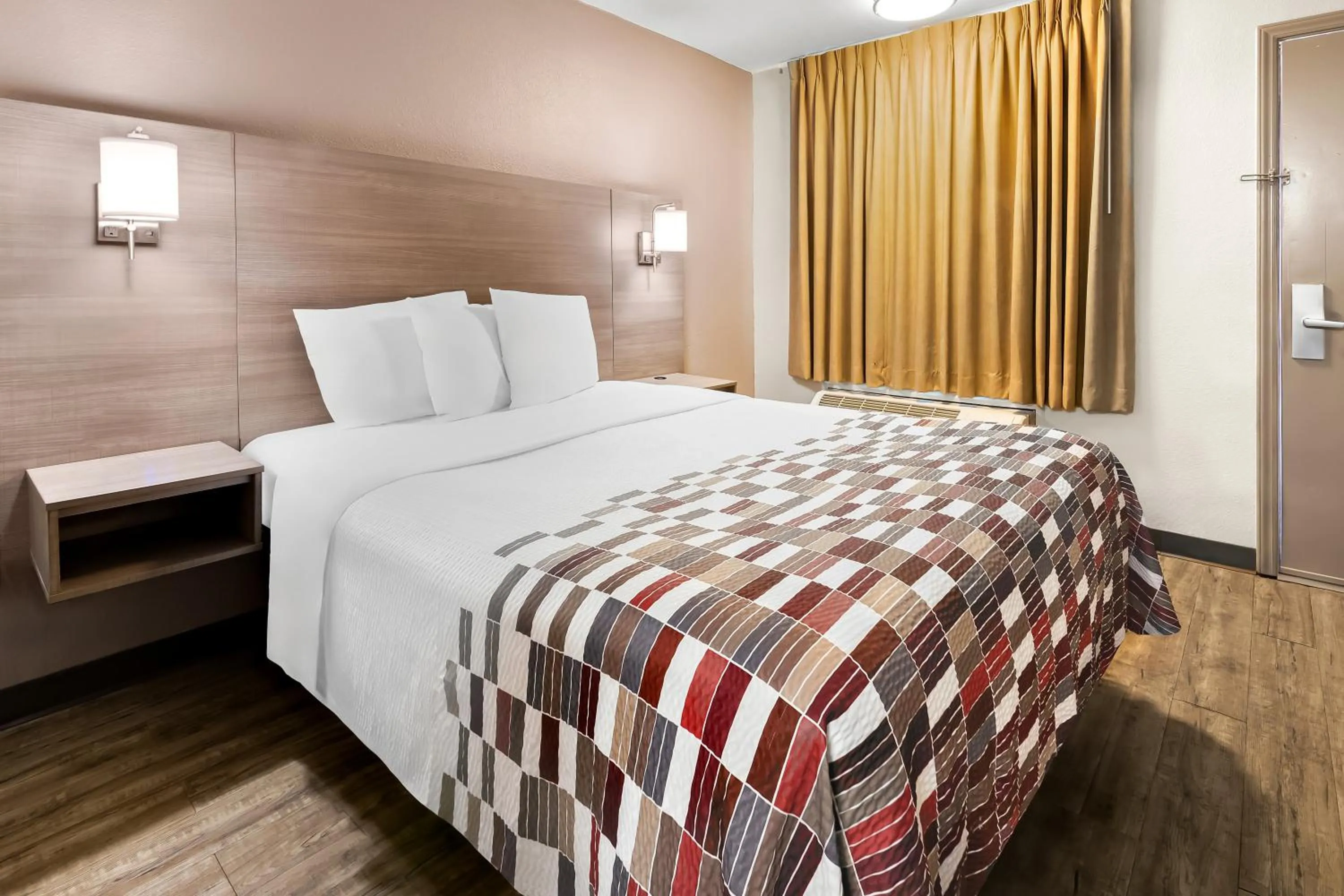 Photo of the whole room, Bed in Red Roof Inn Rock Hill