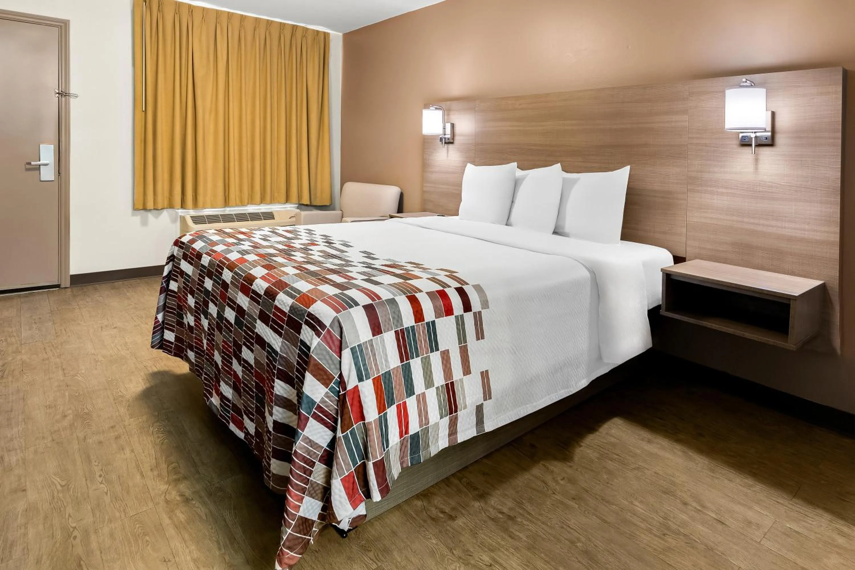 Photo of the whole room, Bed in Red Roof Inn Rock Hill