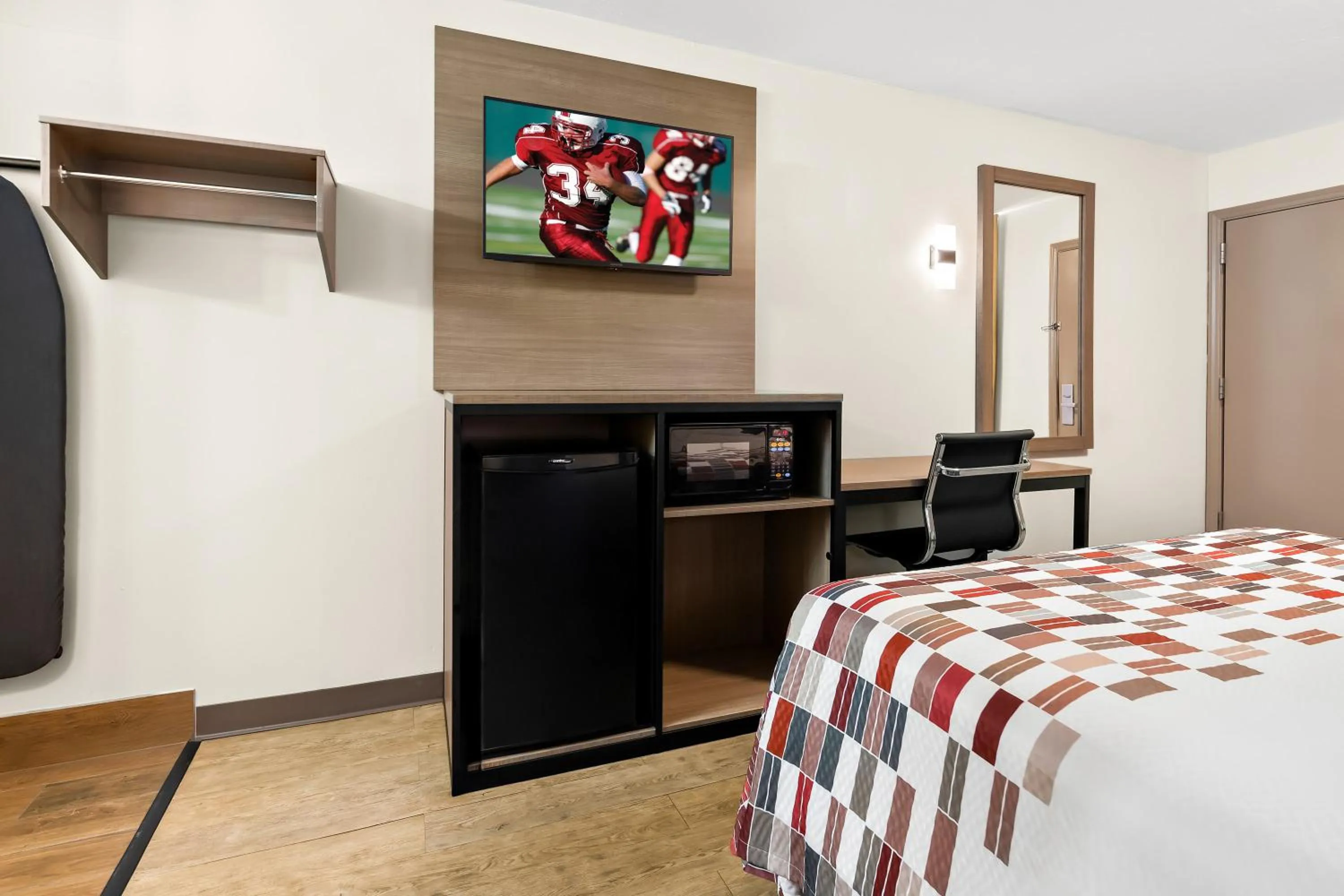 Photo of the whole room, Bed in Red Roof Inn Rock Hill