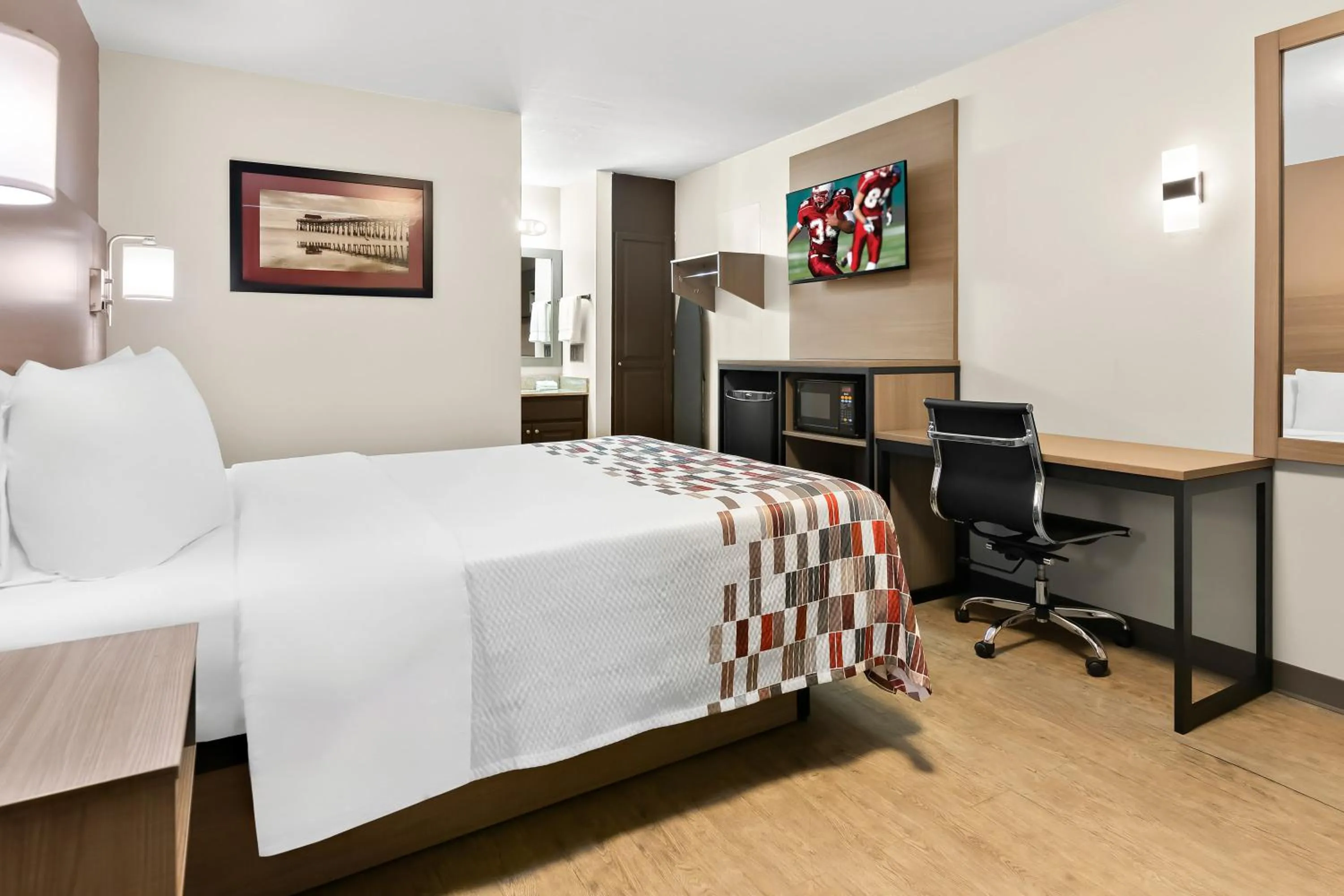 Photo of the whole room, Bed in Red Roof Inn Rock Hill