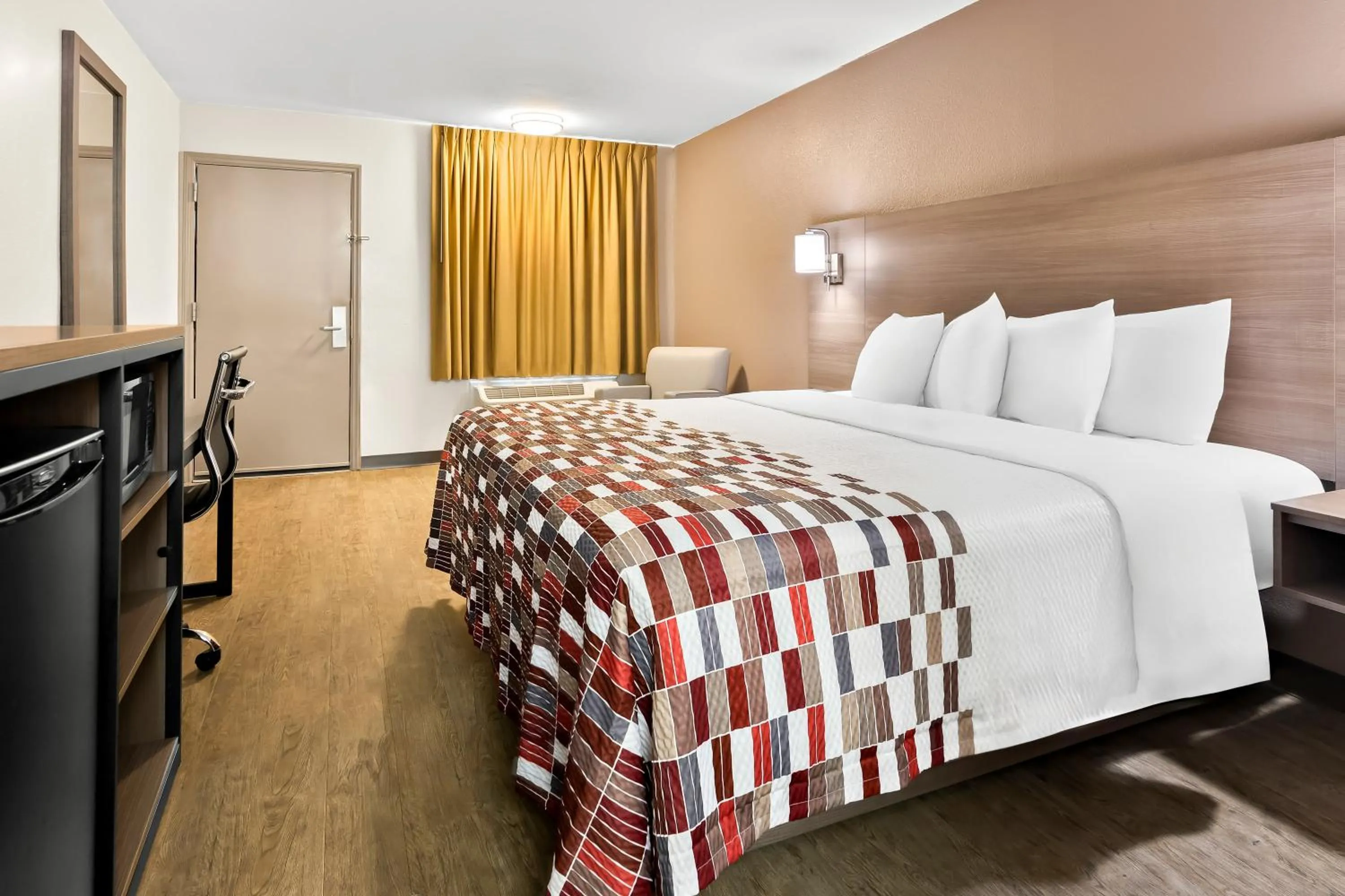 Photo of the whole room, Bed in Red Roof Inn Rock Hill