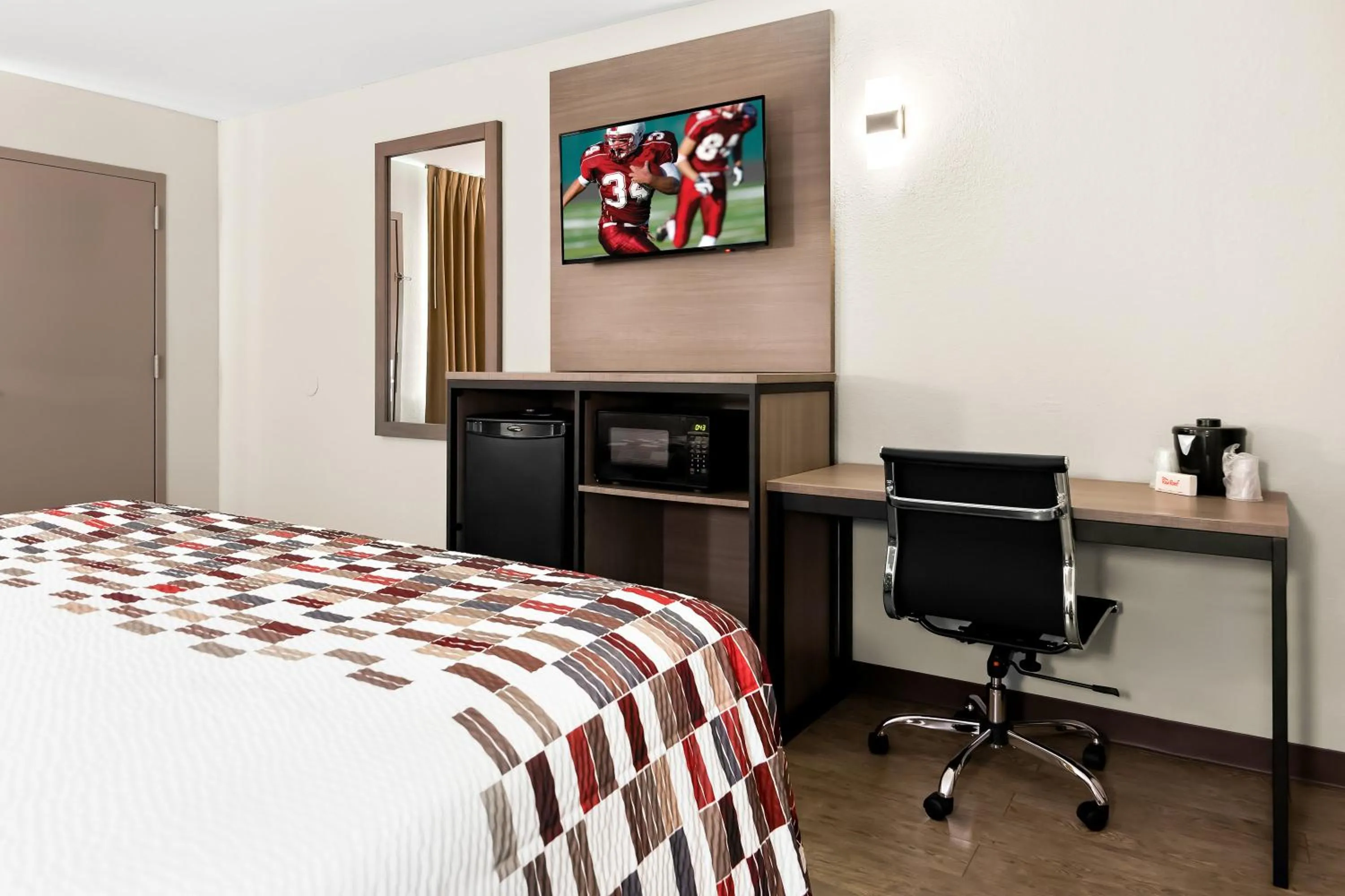 Photo of the whole room, Bed in Red Roof Inn Rock Hill