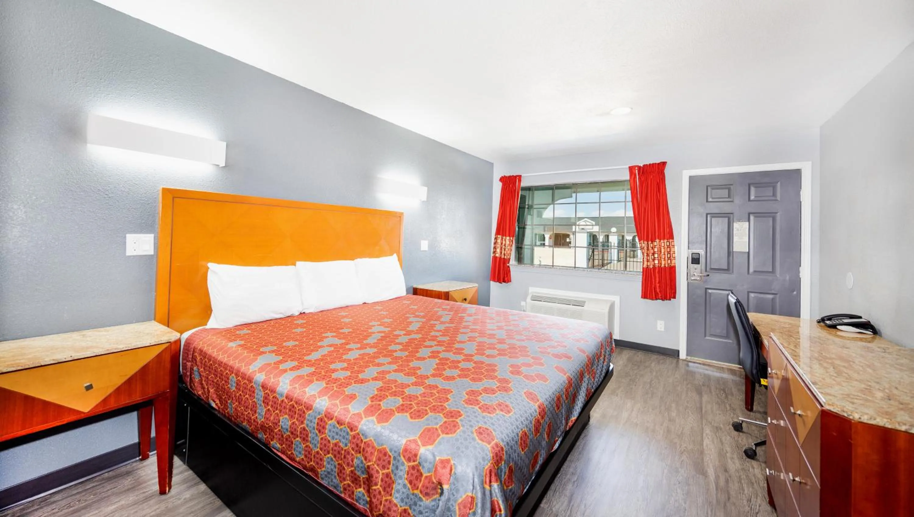 Bedroom, Bed in Executive Inn Hondo