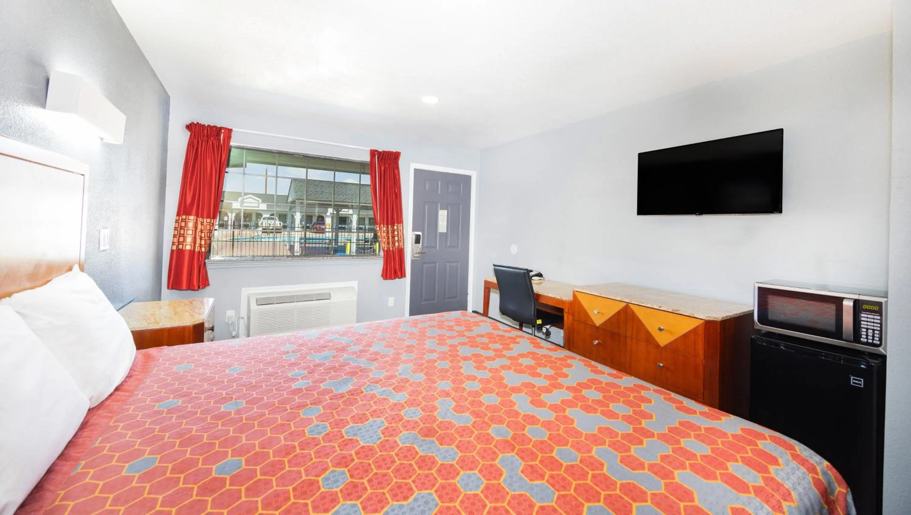 Bedroom, Bed in Executive Inn Hondo