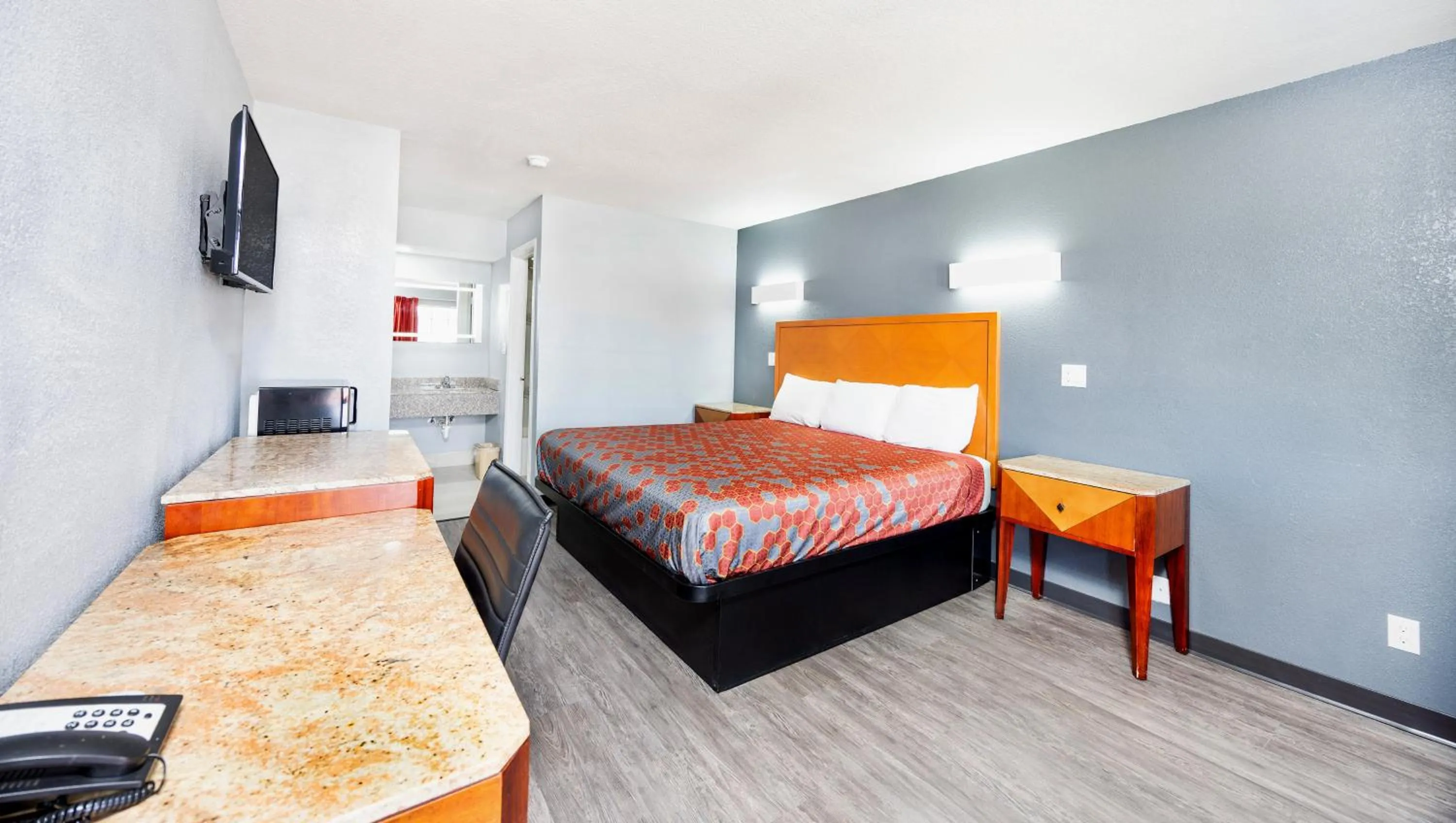 Bedroom, Bed in Executive Inn Hondo