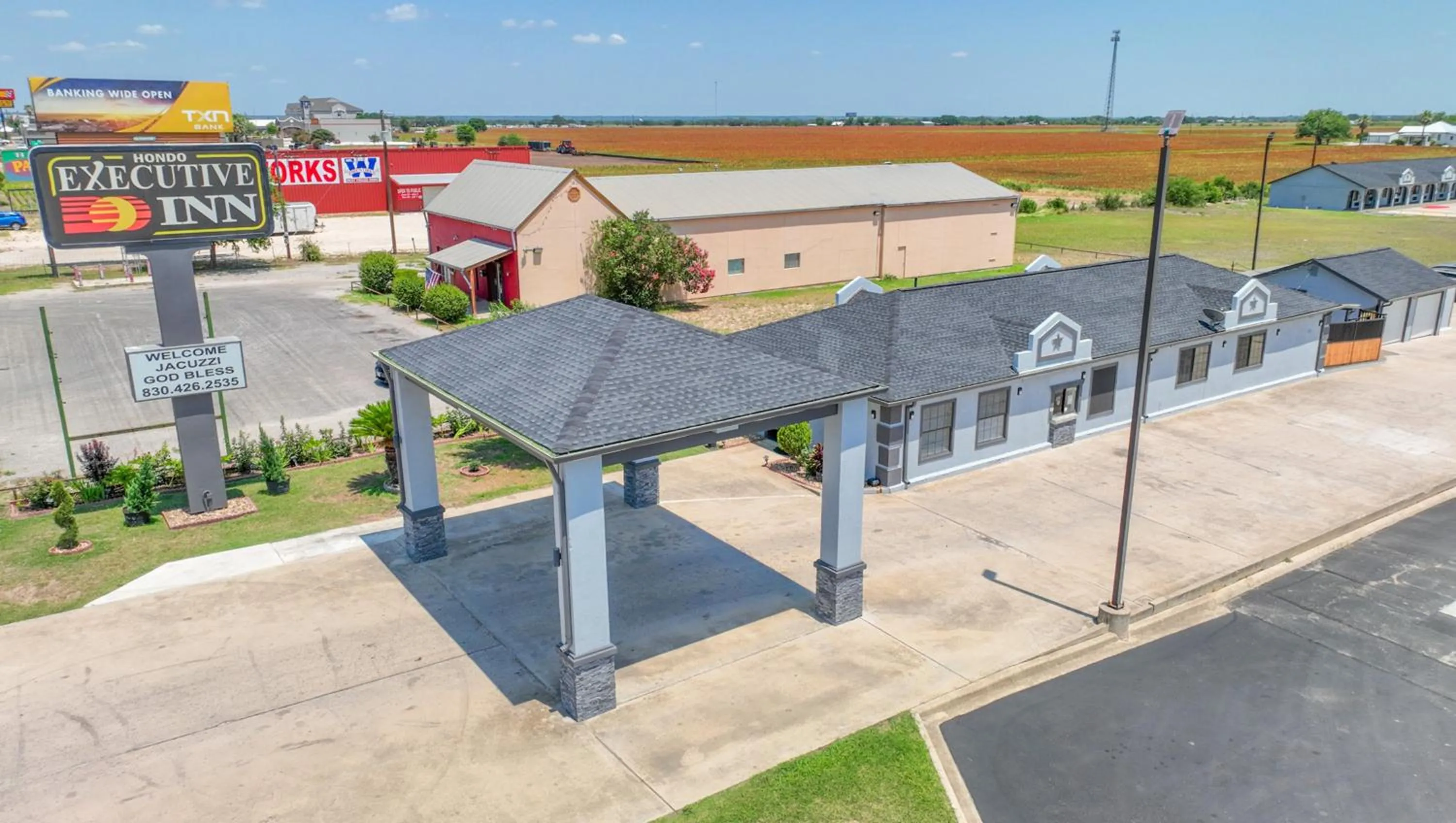 Property building in Executive Inn Hondo