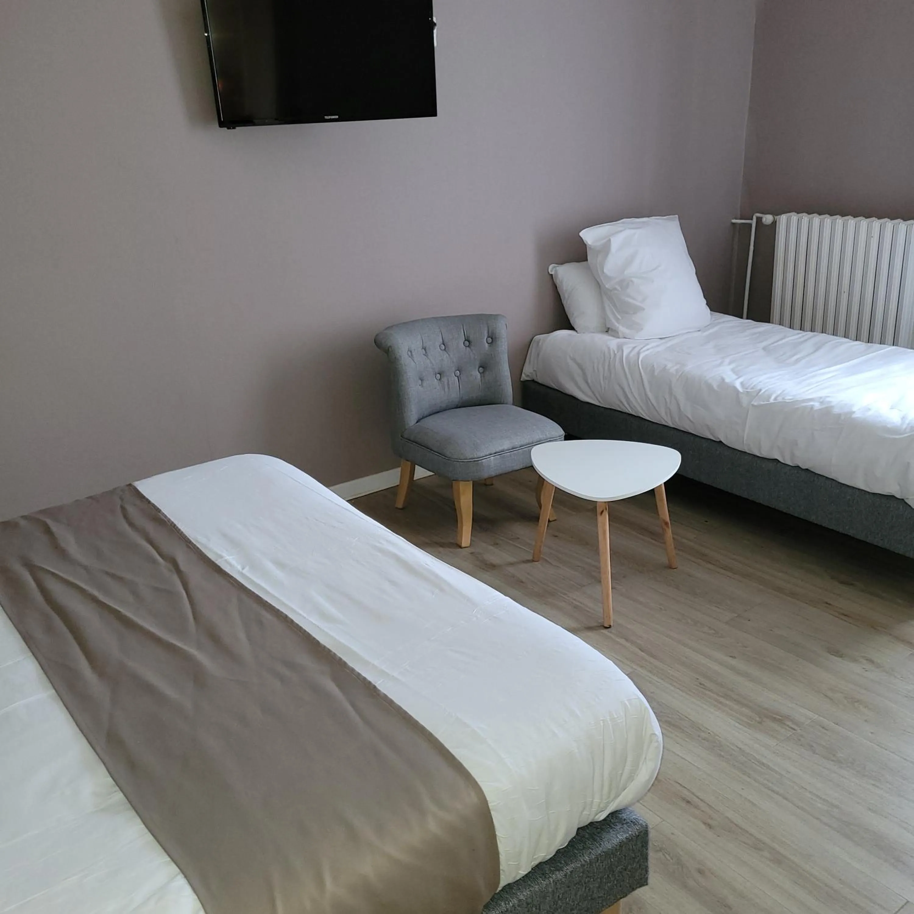 Bed in Logis Auberge Des Voyageurs