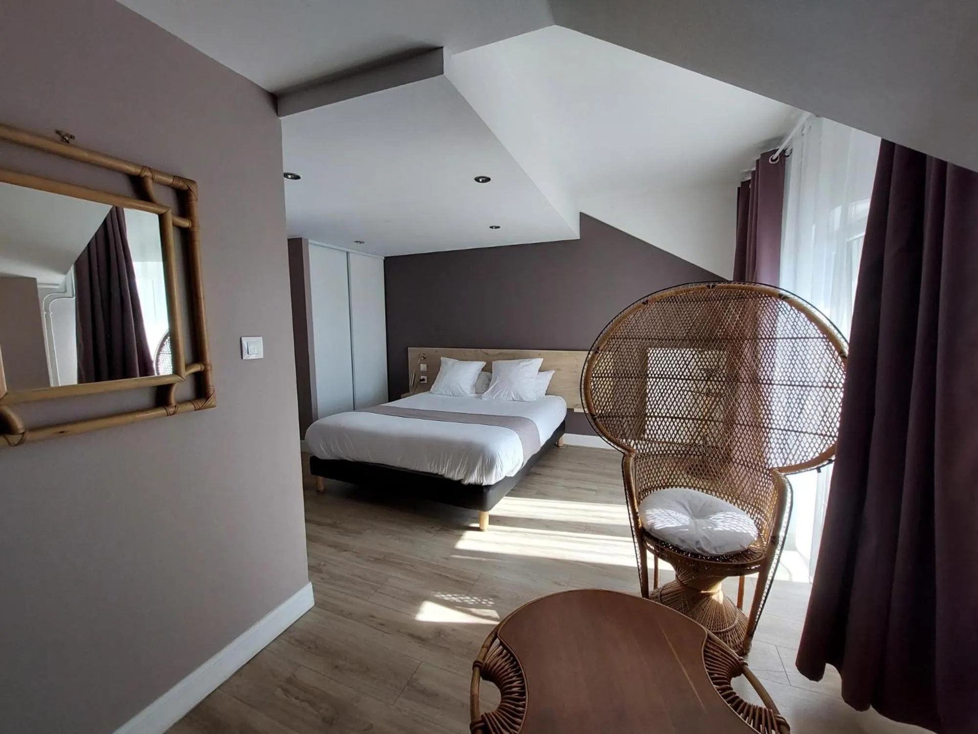 Bed in Logis Auberge Des Voyageurs