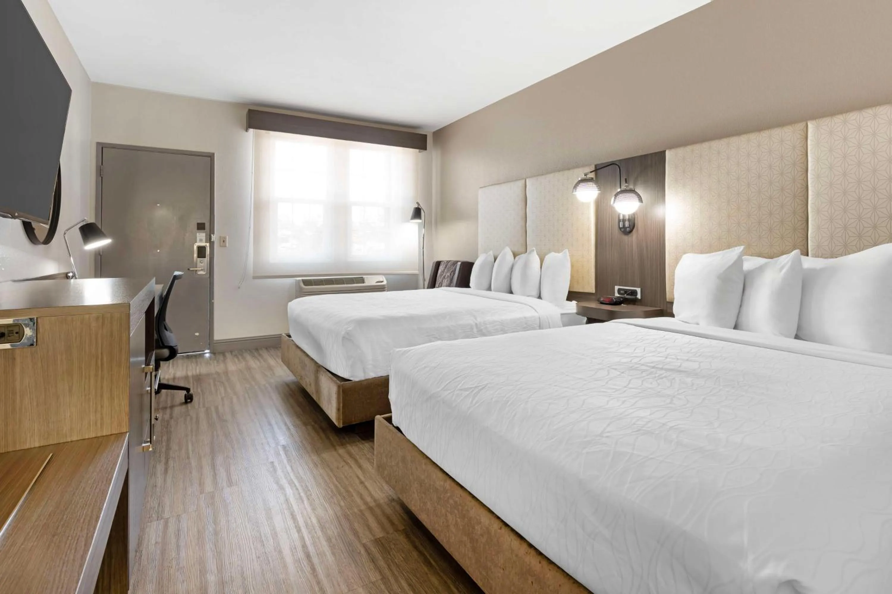 Bedroom in Best Western Marina State Beach