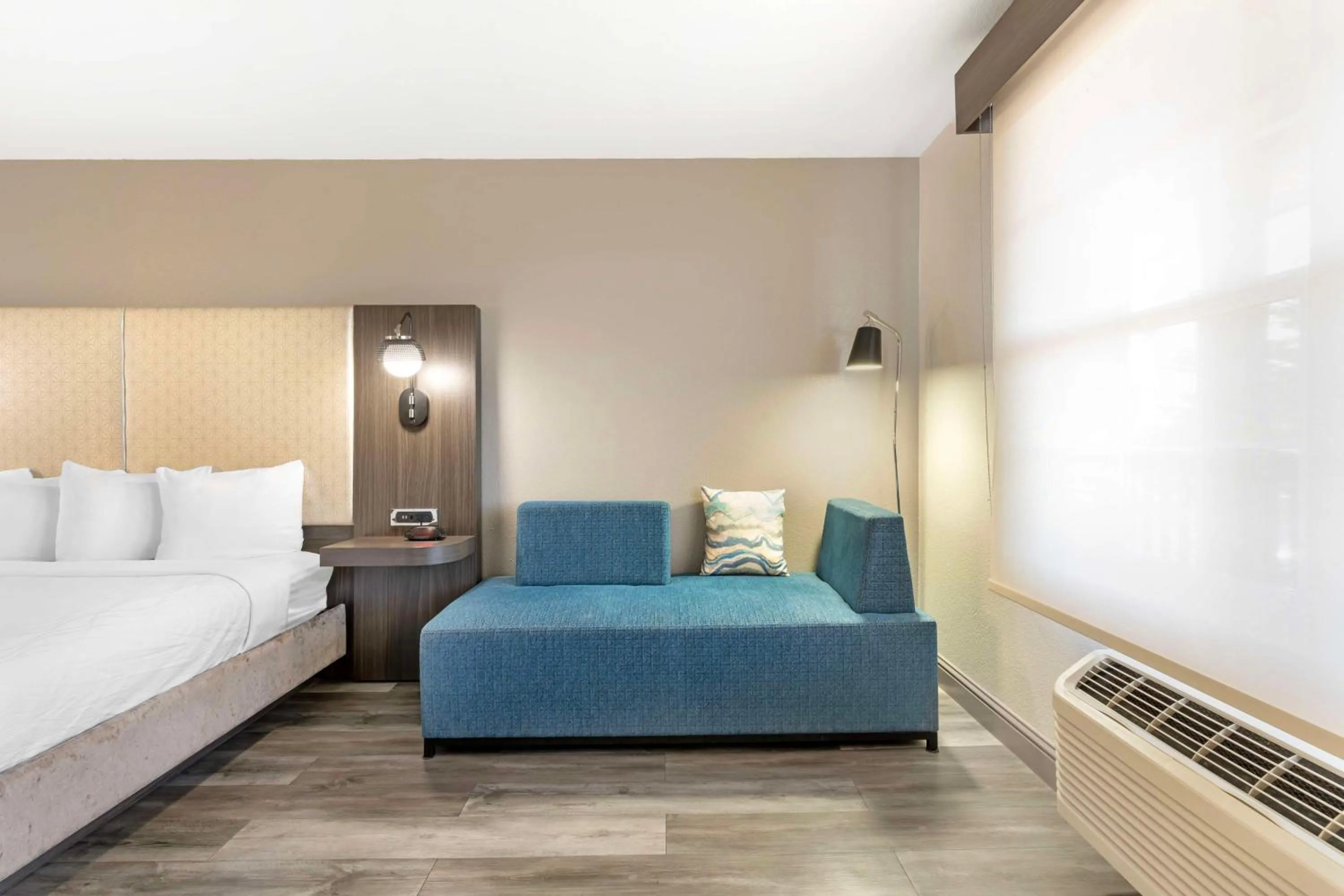 Bedroom in Best Western Marina State Beach