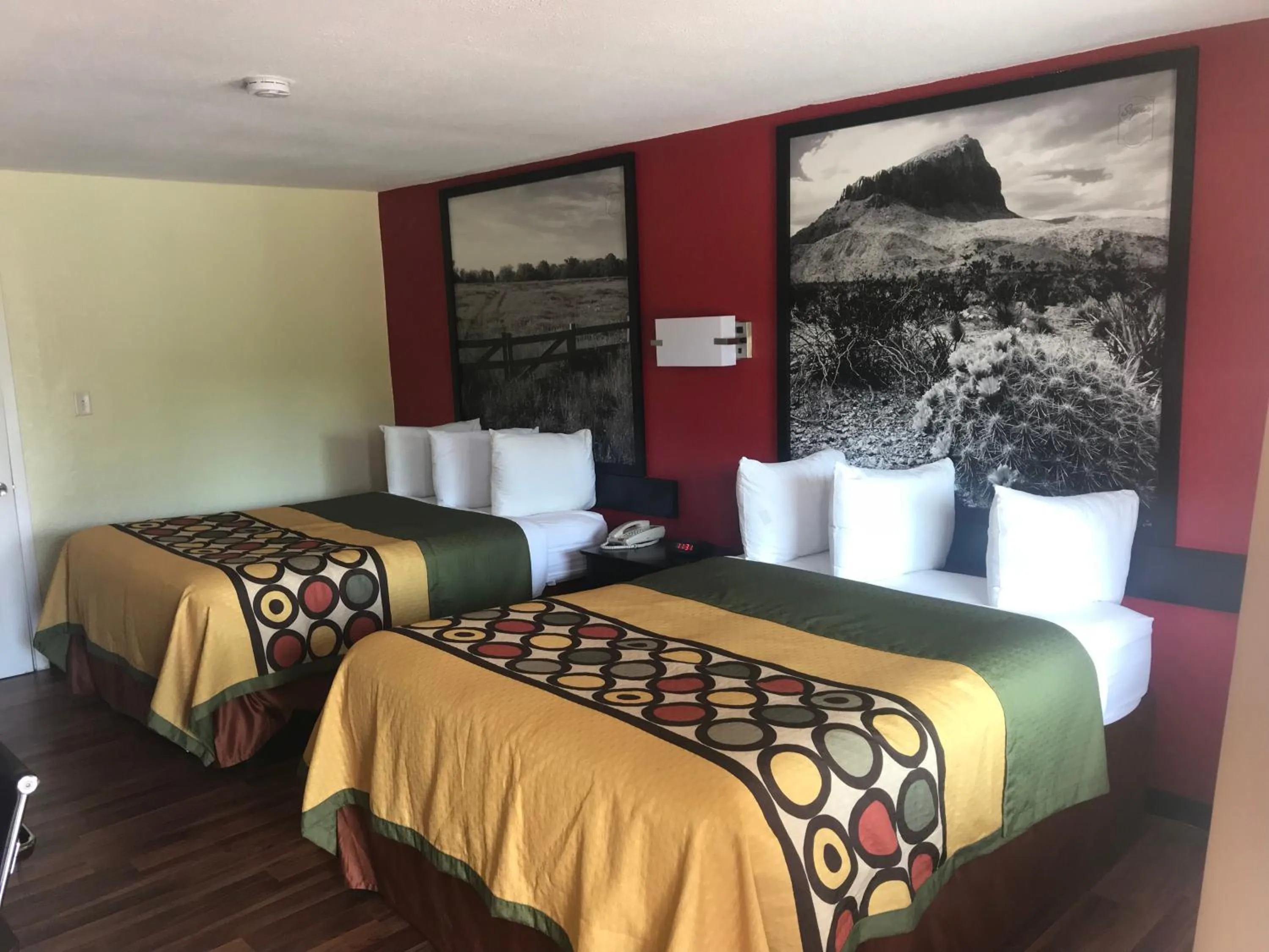 Photo of the whole room, Bed in Super 8 by Wyndham Corsicana