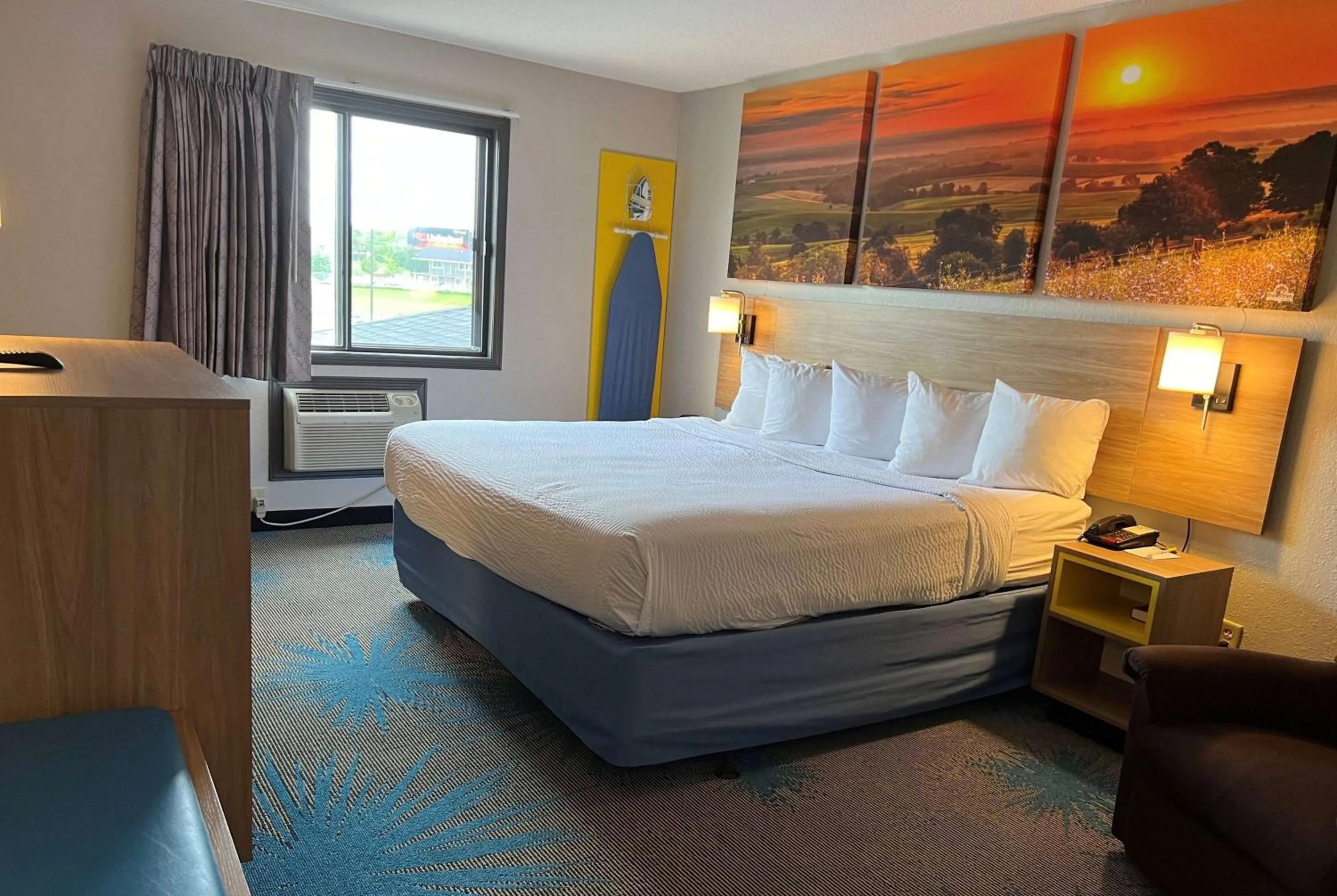 King Room - Non-Smoking in Days Inn & Suites by Wyndham Des Moines Airport