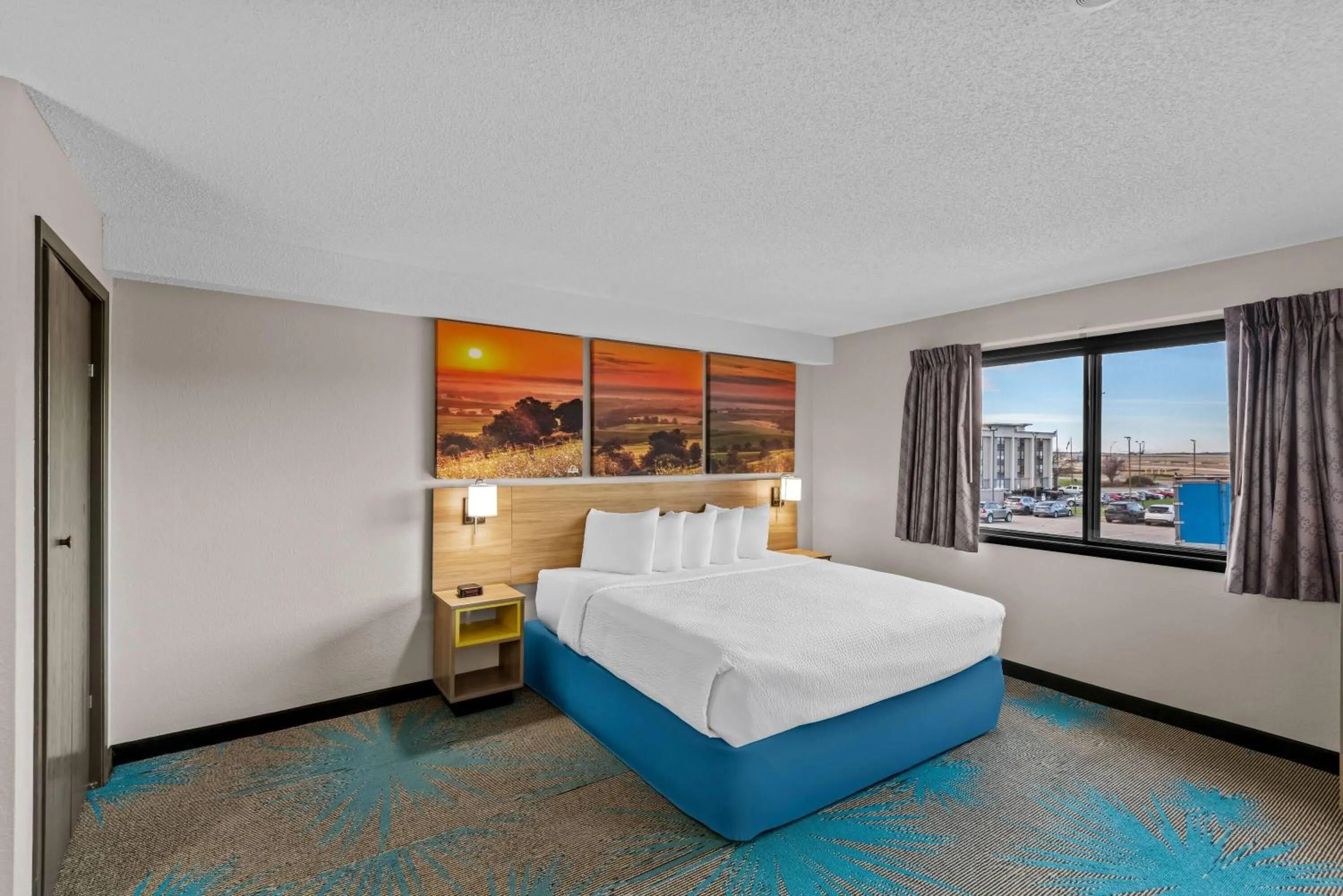 Photo of the whole room, Bed in Days Inn & Suites by Wyndham Des Moines Airport