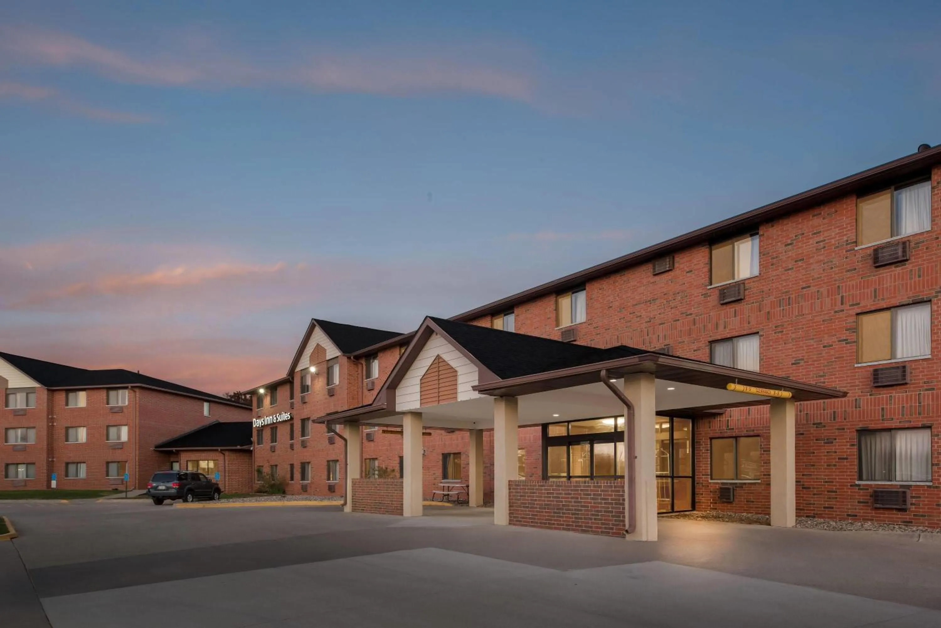 Property building in Days Inn & Suites by Wyndham Des Moines Airport