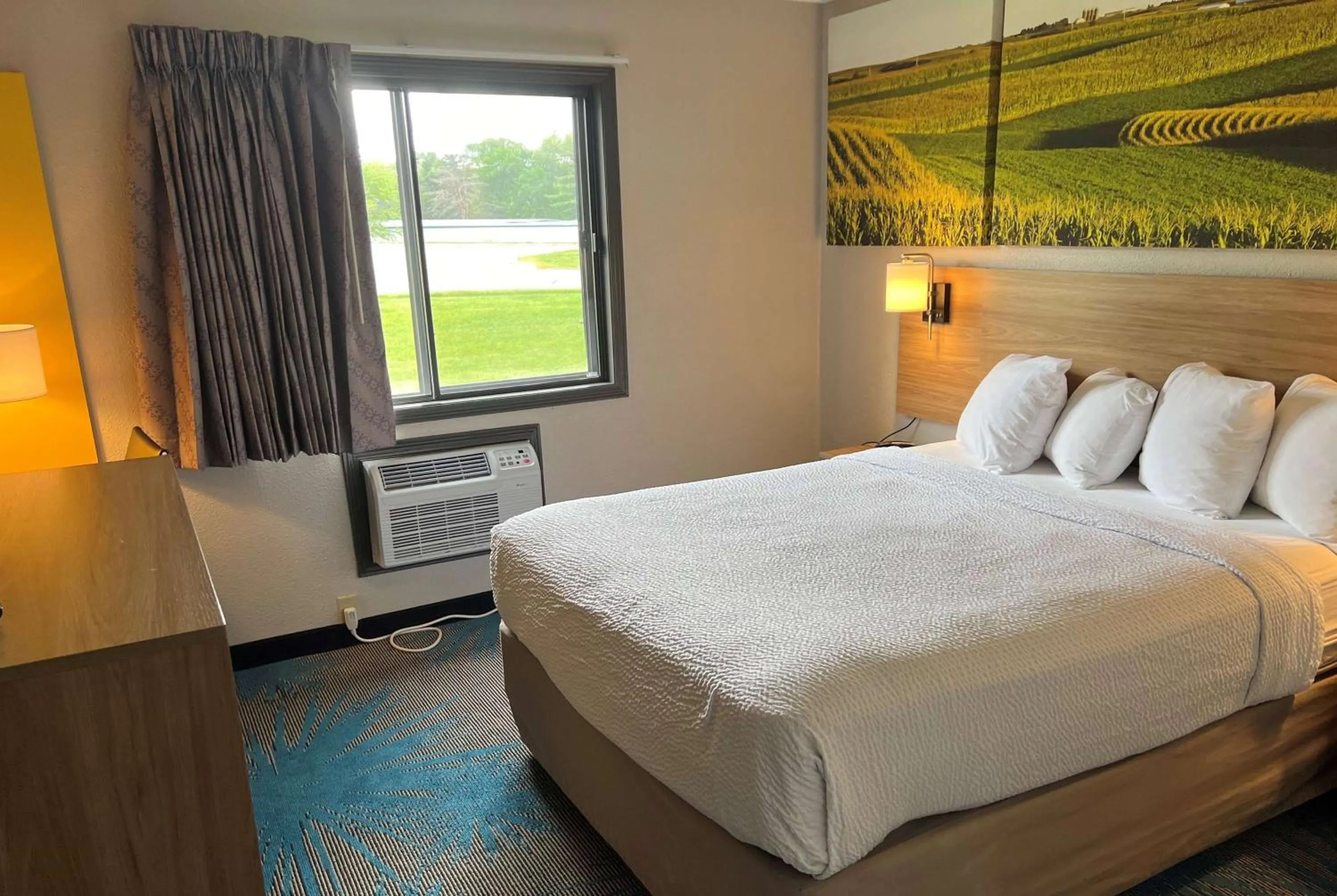 Queen Room - Disability Access - Non-Smoking in Days Inn & Suites by Wyndham Des Moines Airport