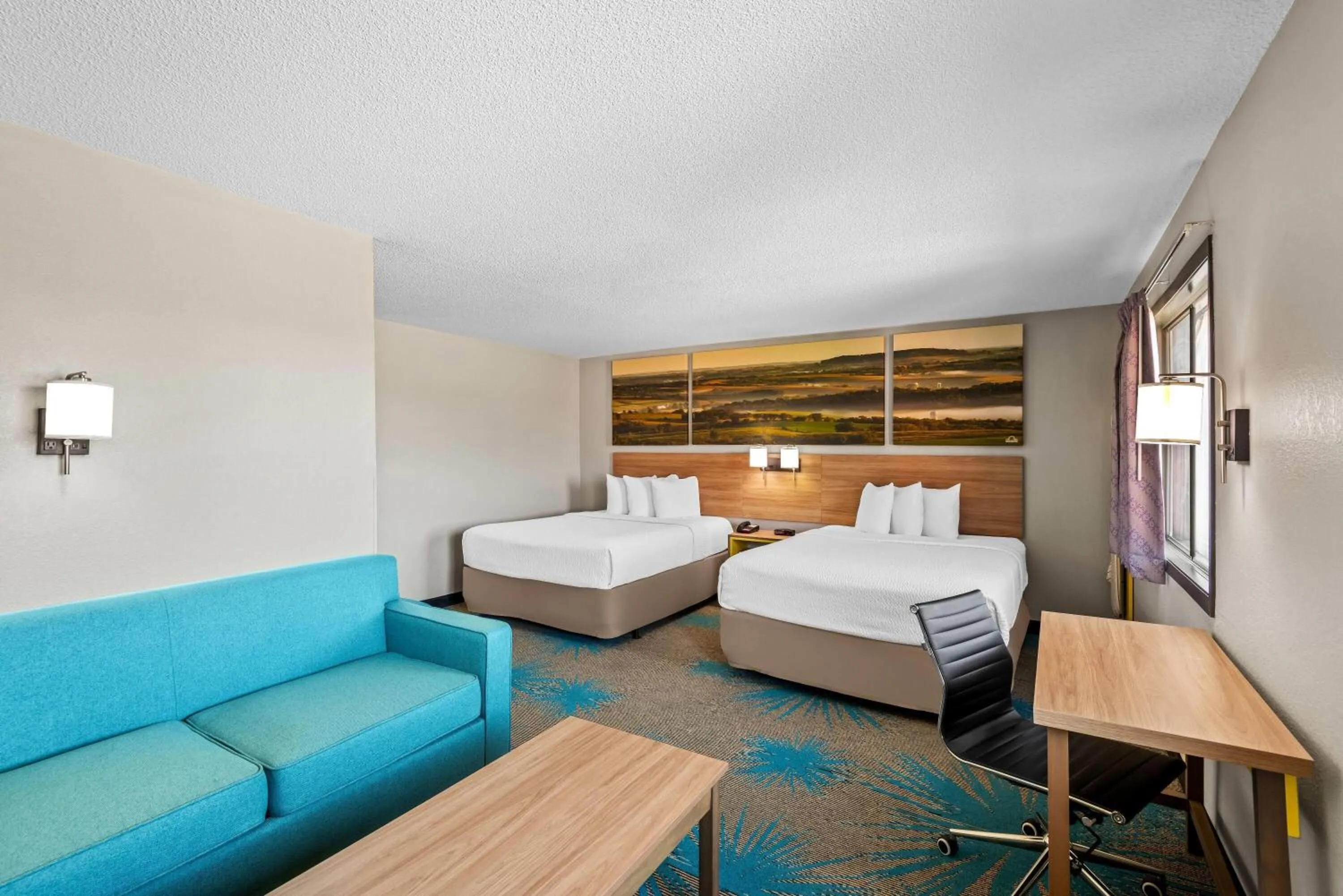 Photo of the whole room, Bed in Days Inn & Suites by Wyndham Des Moines Airport