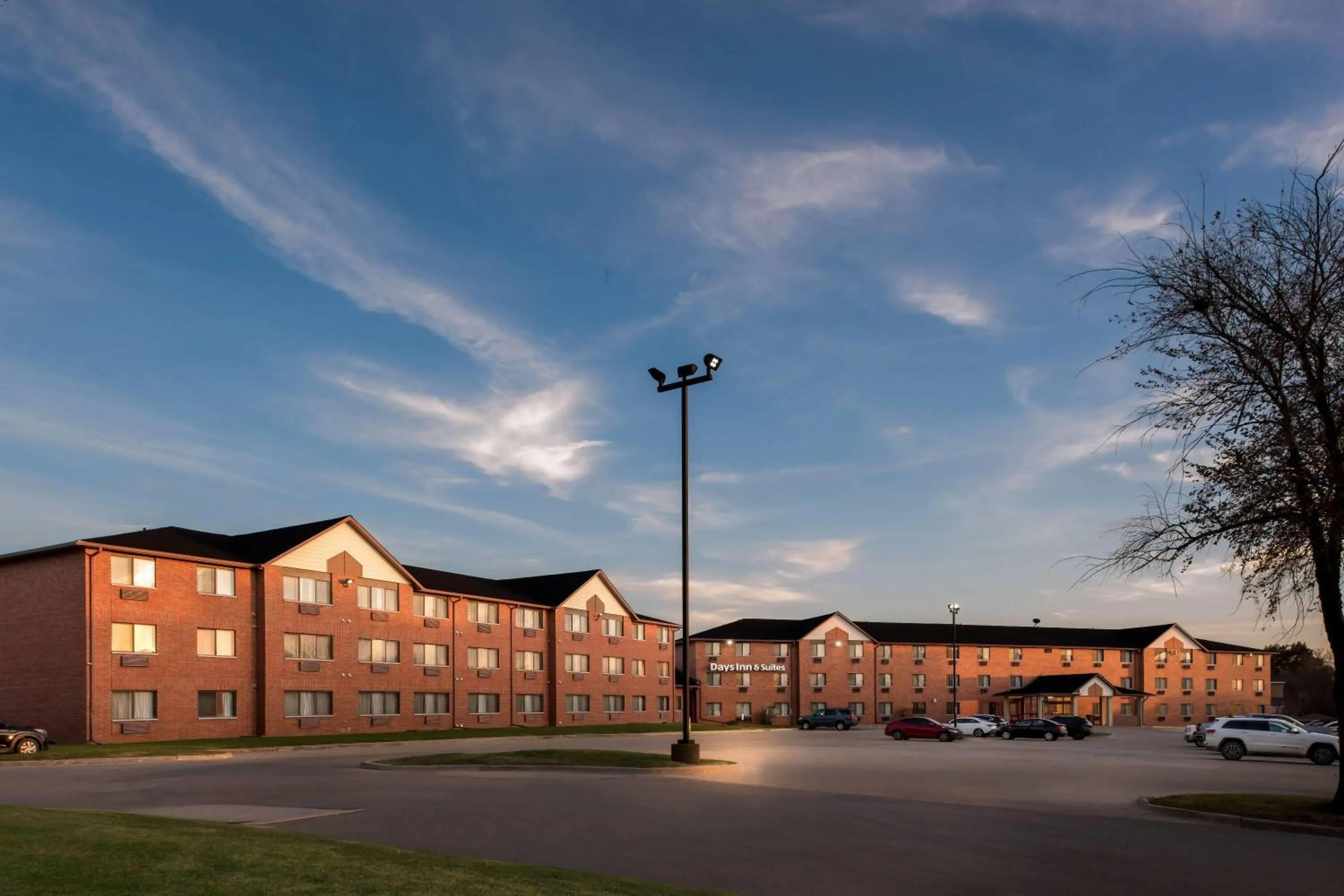 Property building in Days Inn & Suites by Wyndham Des Moines Airport