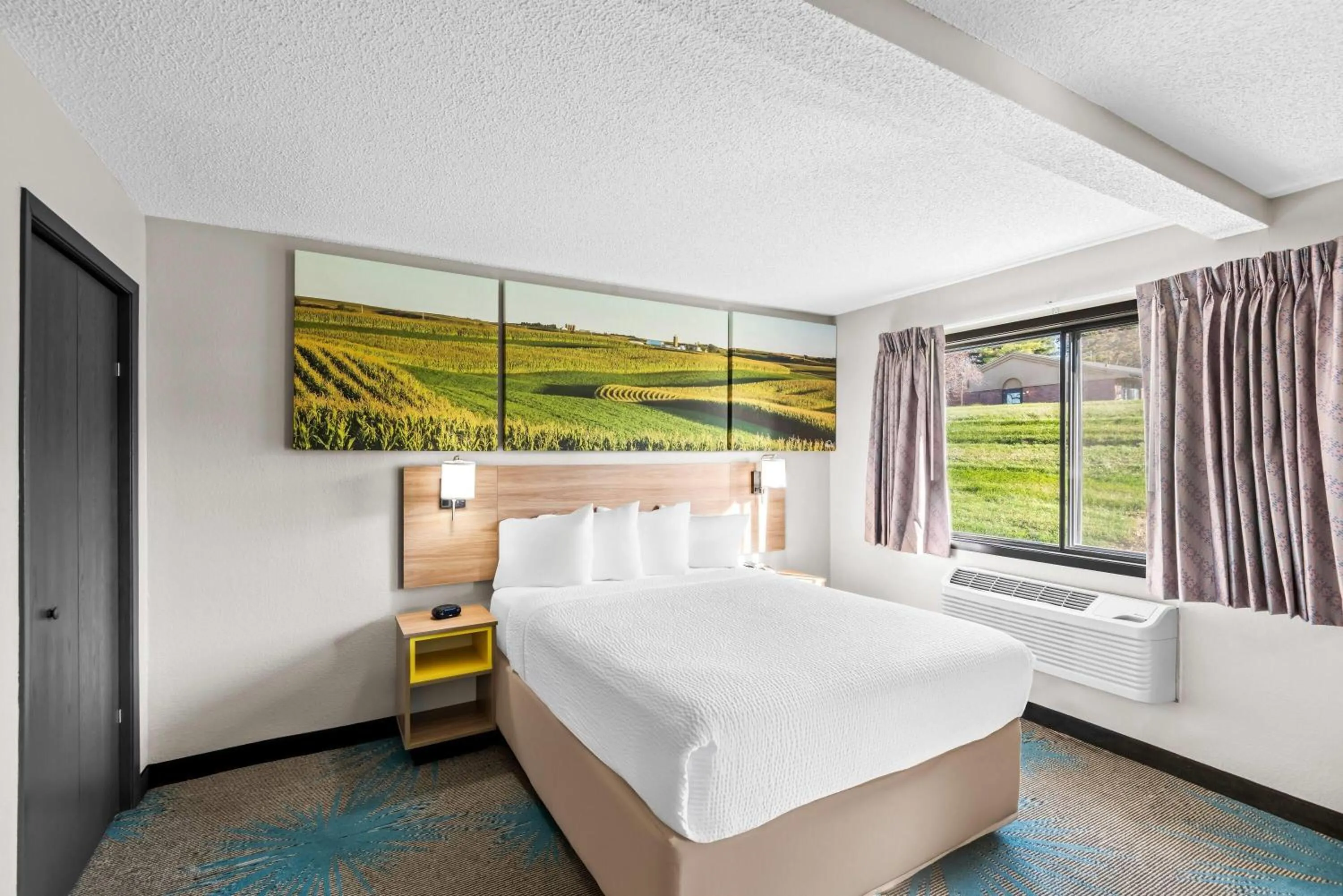 Bath, Bed in Days Inn & Suites by Wyndham Des Moines Airport