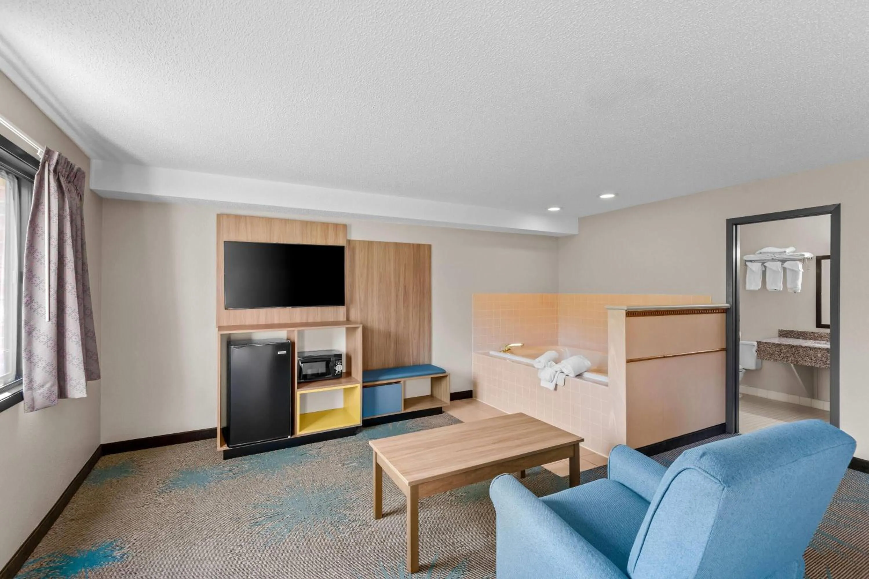 Bath, Bed in Days Inn & Suites by Wyndham Des Moines Airport