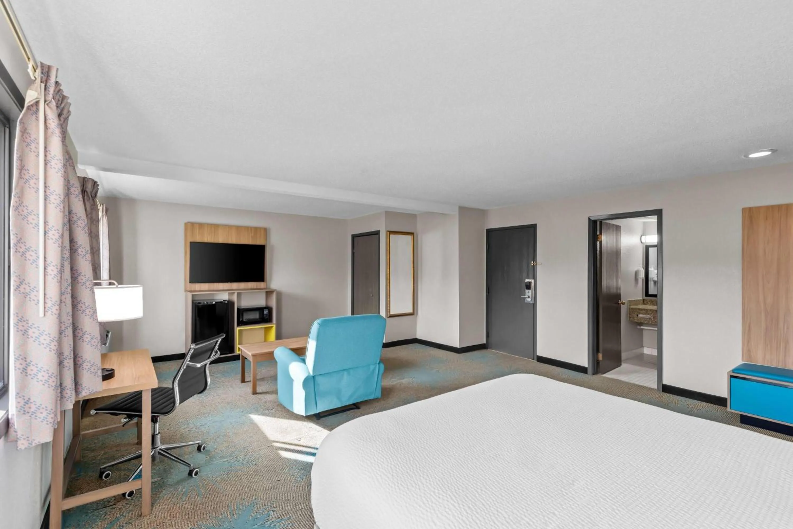 Bed in Days Inn & Suites by Wyndham Des Moines Airport