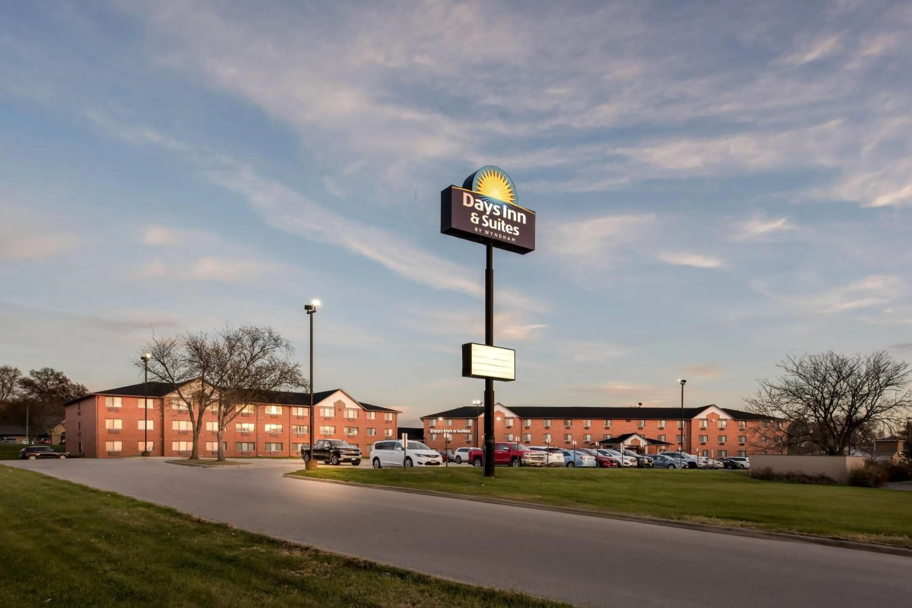 Property building in Days Inn & Suites by Wyndham Des Moines Airport