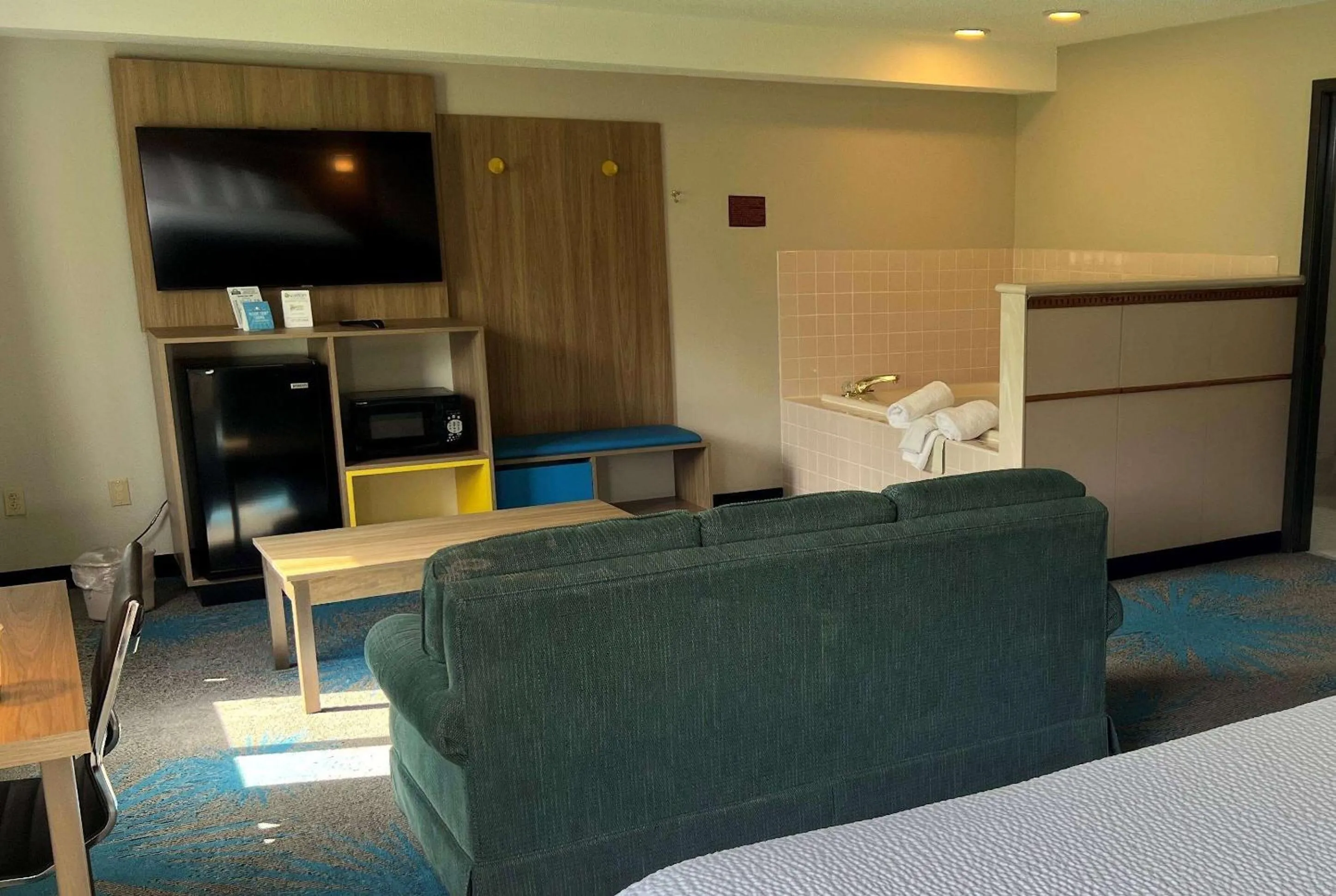 Queen Suite with Hot Tub - Non-Smoking in Days Inn & Suites by Wyndham Des Moines Airport