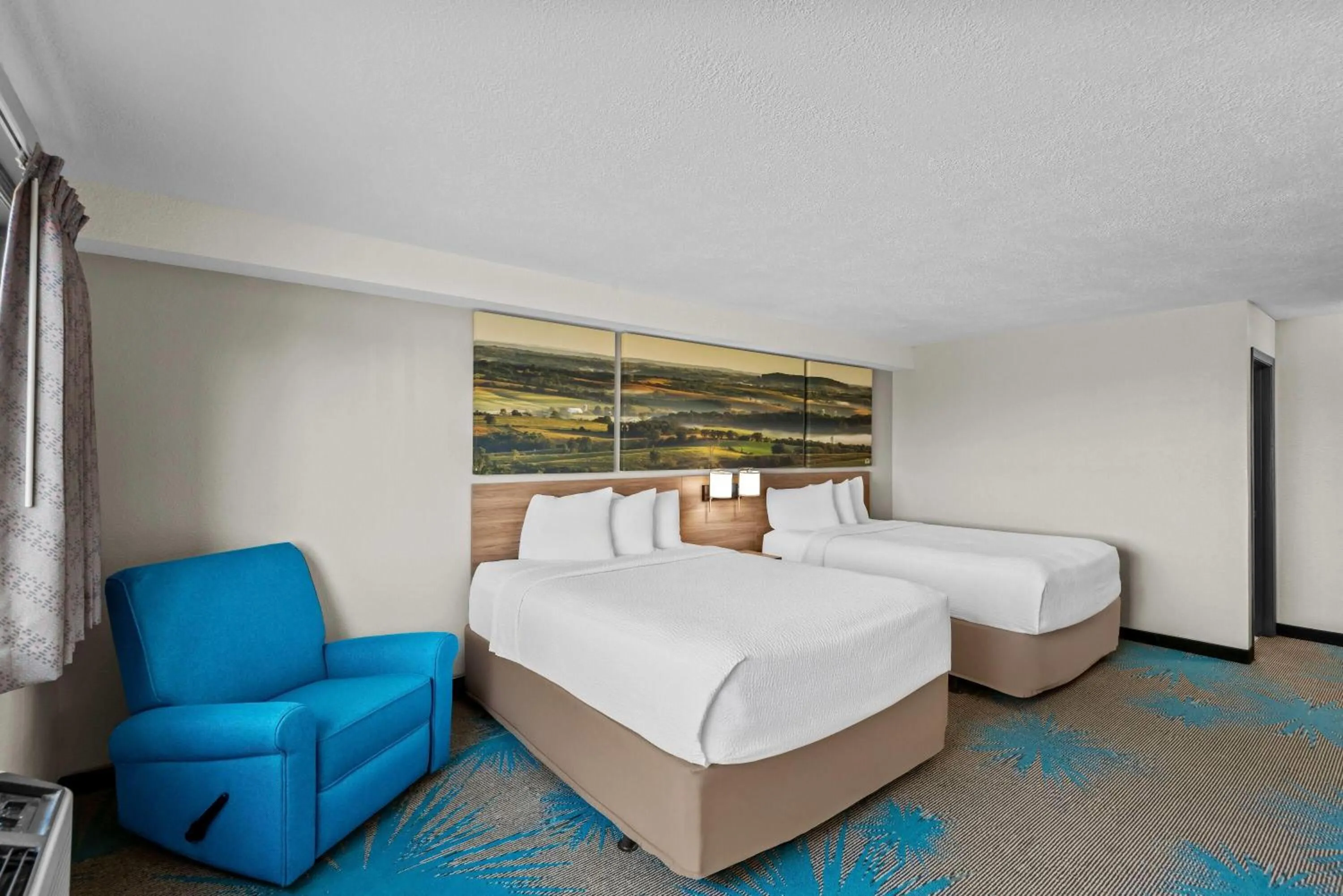 Bed in Days Inn & Suites by Wyndham Des Moines Airport