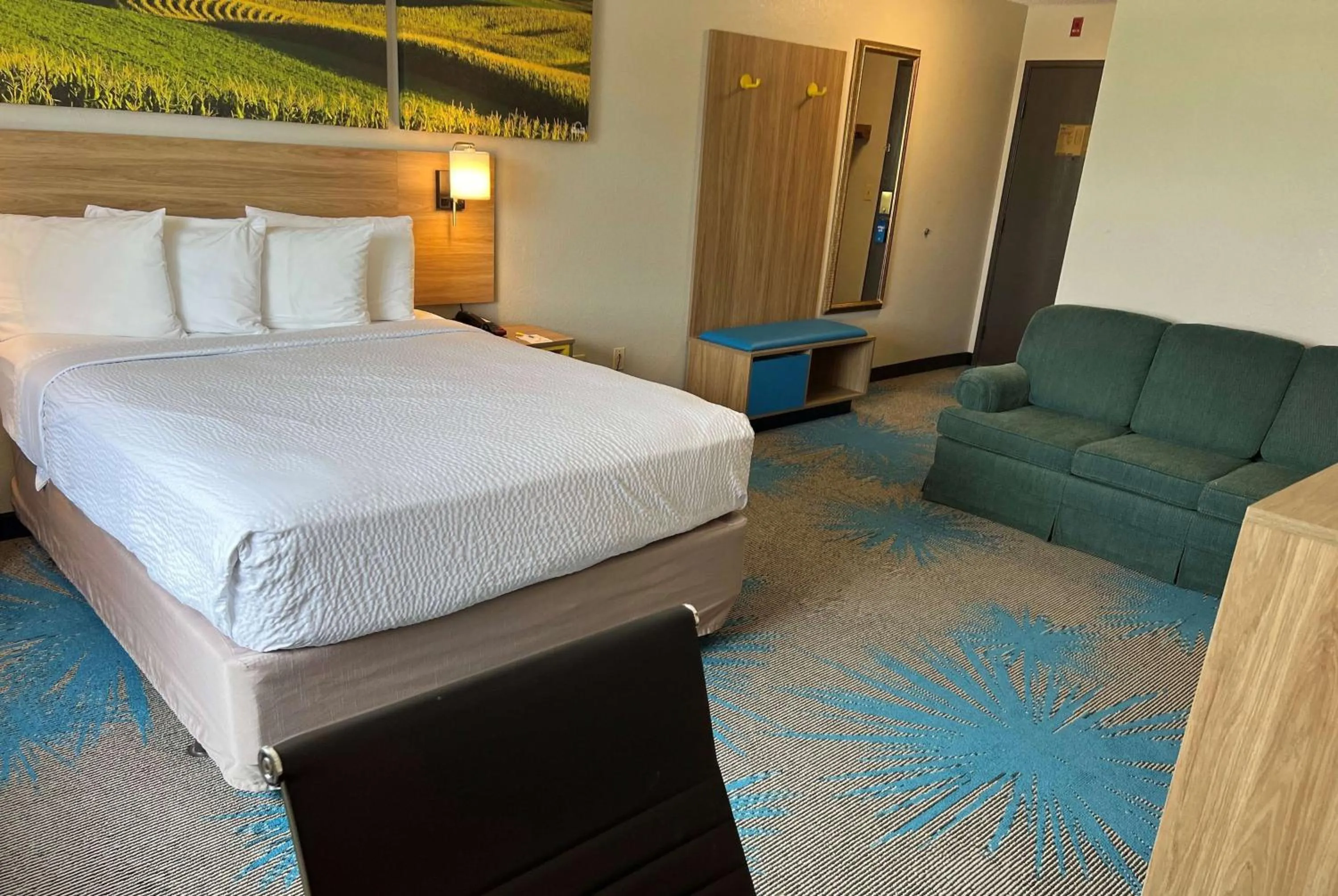 Queen Room - Non-Smoking in Days Inn & Suites by Wyndham Des Moines Airport