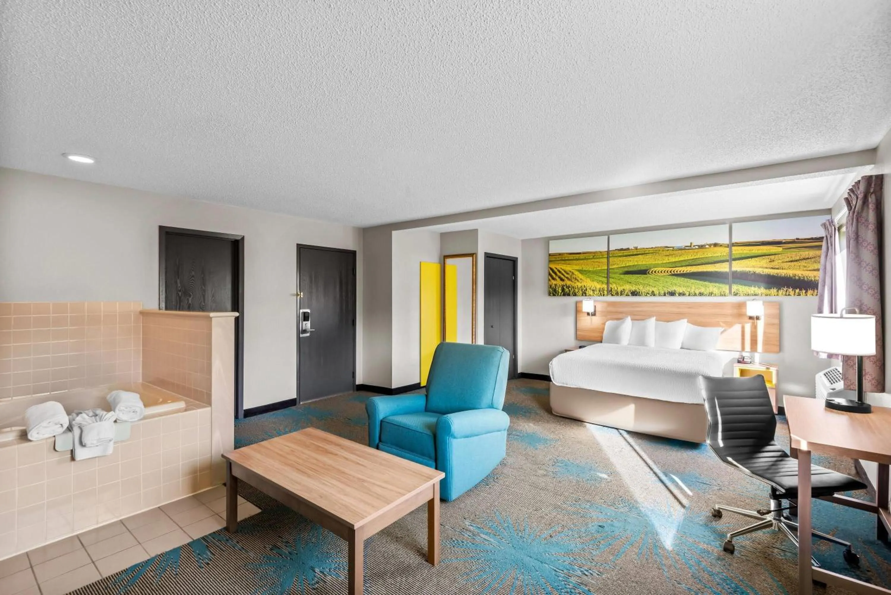 Bath, Bed in Days Inn & Suites by Wyndham Des Moines Airport