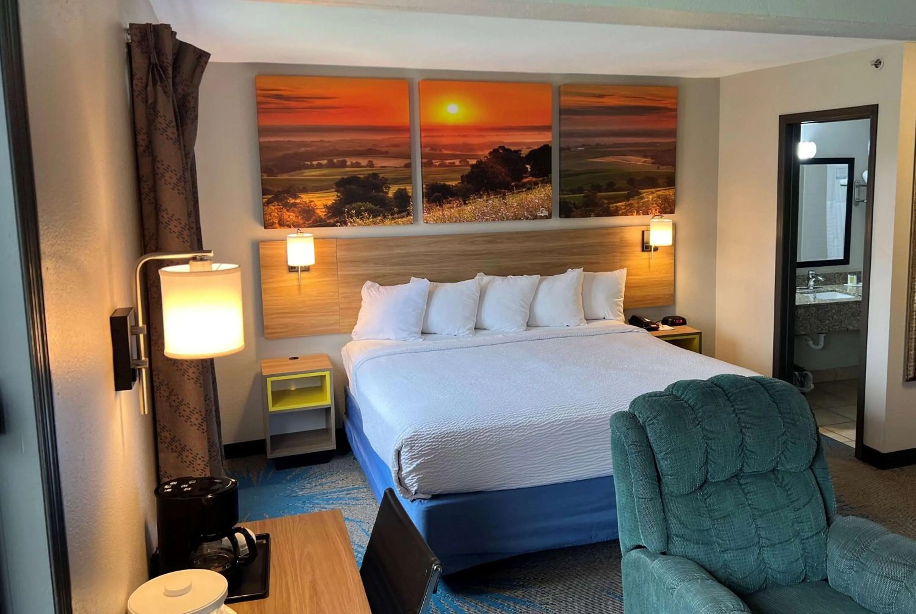 Deluxe King Suite - Non-Smoking in Days Inn & Suites by Wyndham Des Moines Airport