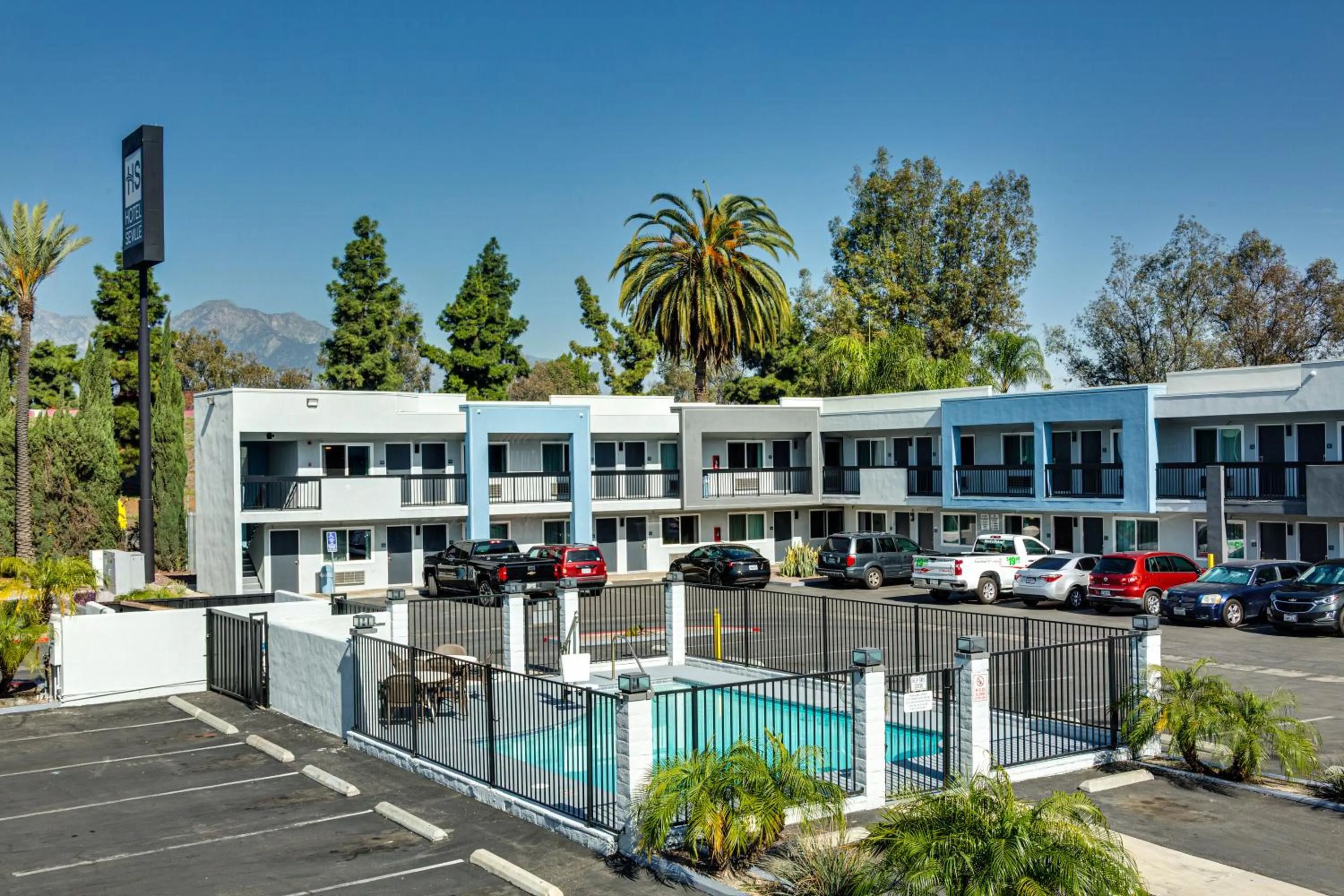 Swimming pool in Hotel Seville - Ontario Airport/Chino