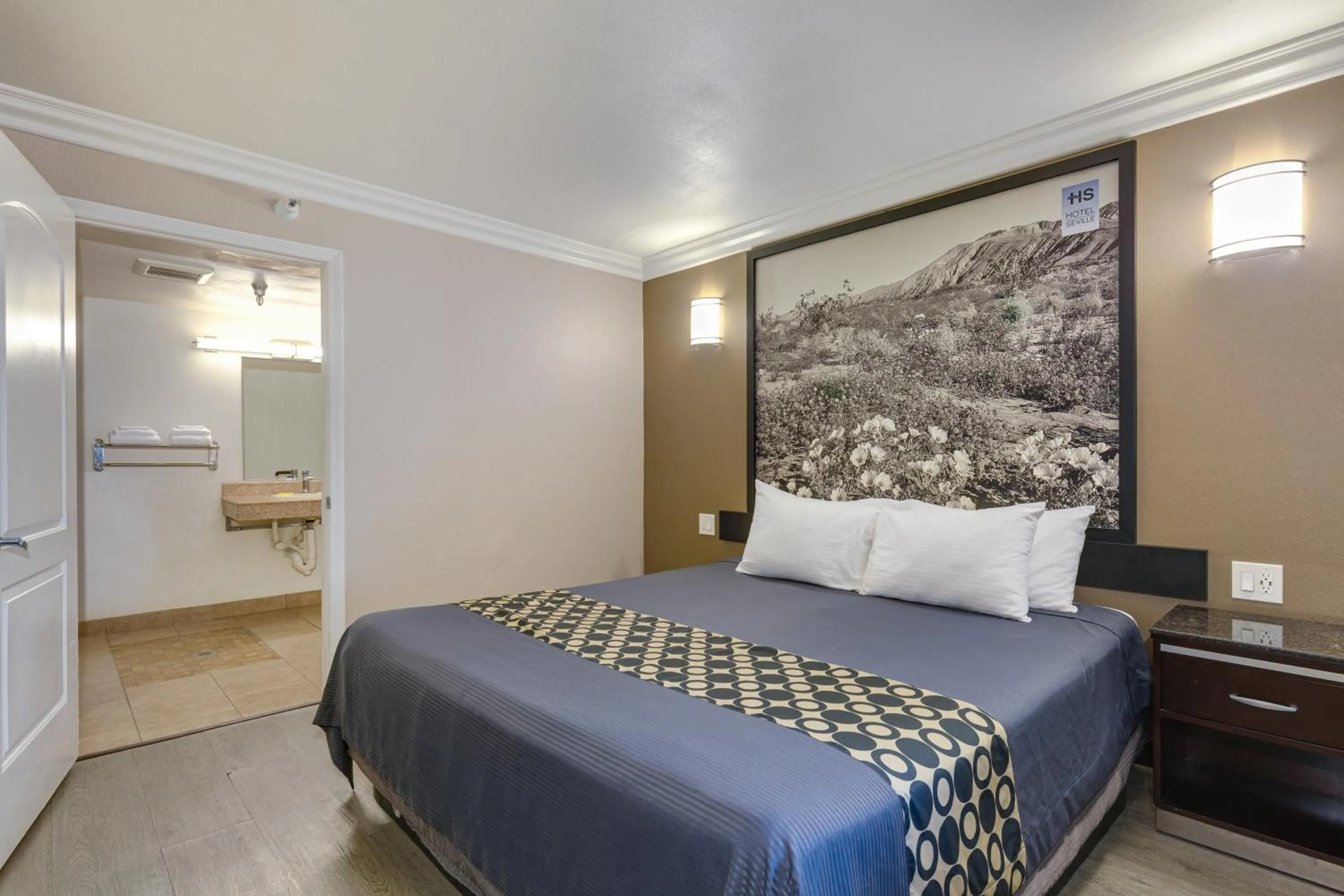 Photo of the whole room, Bed in Hotel Seville - Ontario Airport/Chino