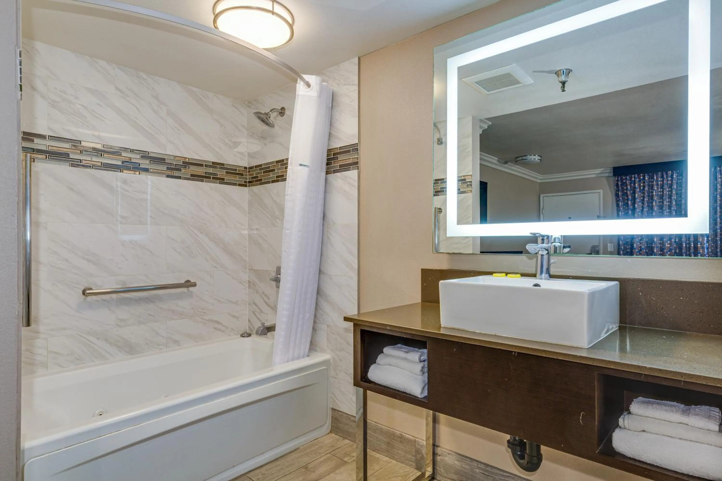 Bathroom in Hotel Seville - Ontario Airport/Chino