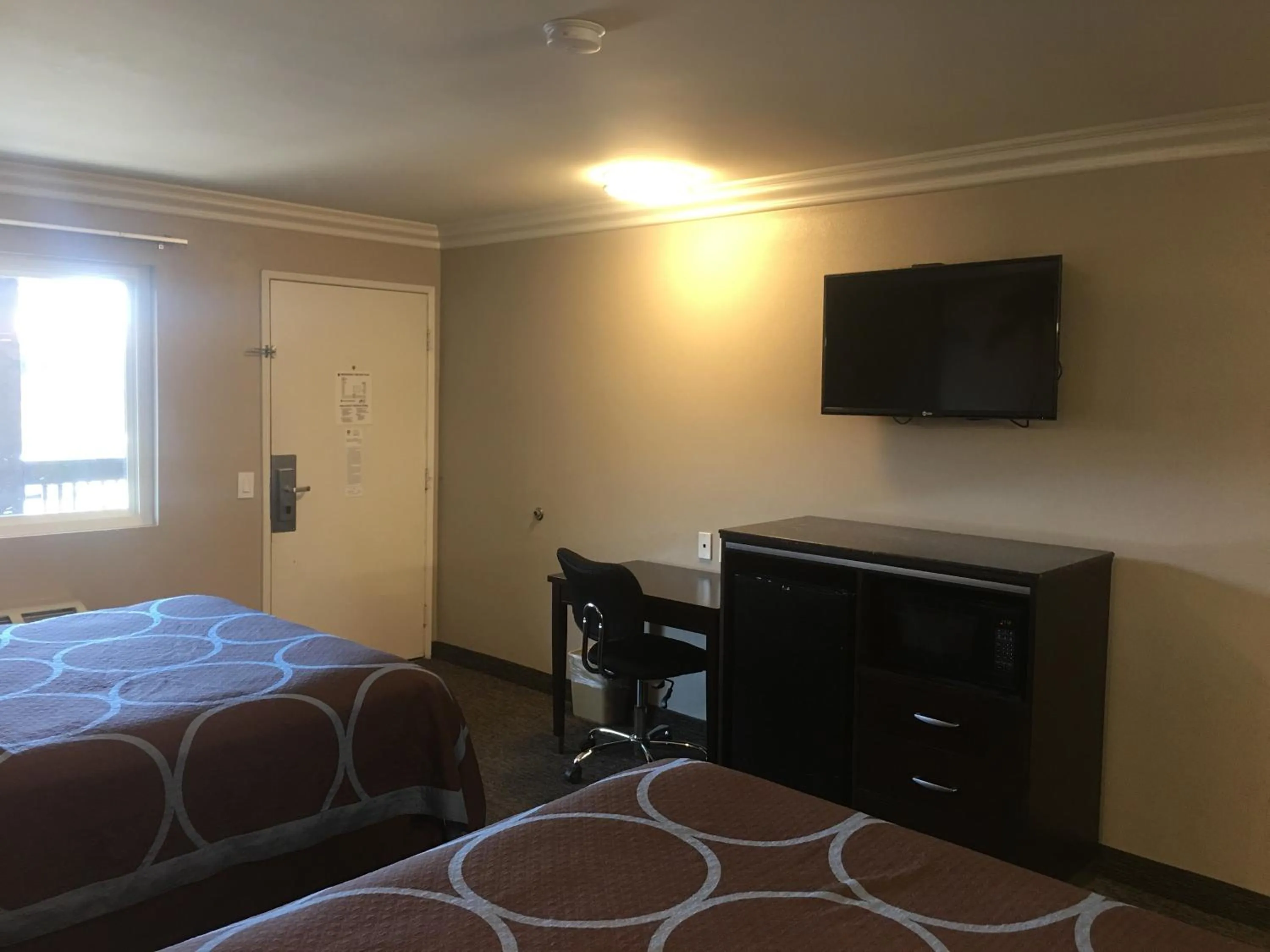 Bed in Hotel Seville - Ontario Airport/Chino